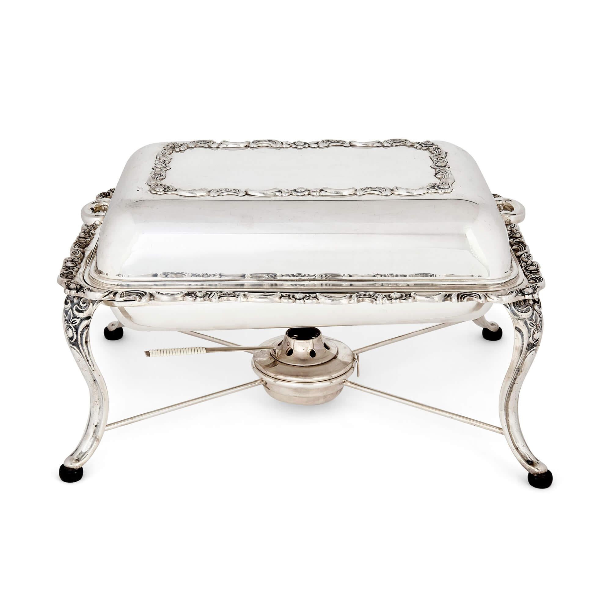 Chafing dish in argento sterling tedesco del XIX secolo  
Tedesco, XIX secolo  
Altezza 23cm, larghezza 42cm, profondità 30cm 

Lo scaldavivande della collezione Mayfair Gallery è realizzato in argento sterling e sfoggia un affascinante design