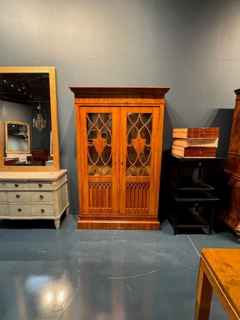 Questo mobile Biedermeier in noce tedesco del XIX secolo emana un'eleganza classica e una raffinata maestria. La splendida lavorazione del legno, il design semplice ma sofisticato e l'ampio spazio per riporre gli oggetti la rendono un'aggiunta