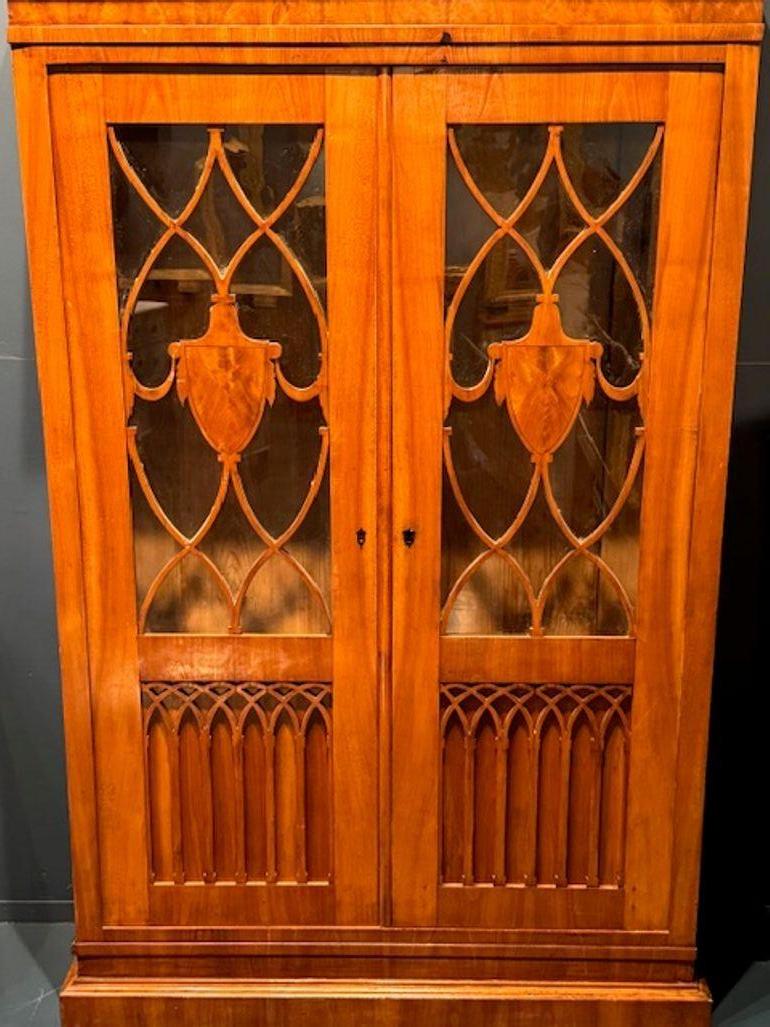 Tedesco Cabinet Biedermeier in noce tedesco del XIX secolo in vendita