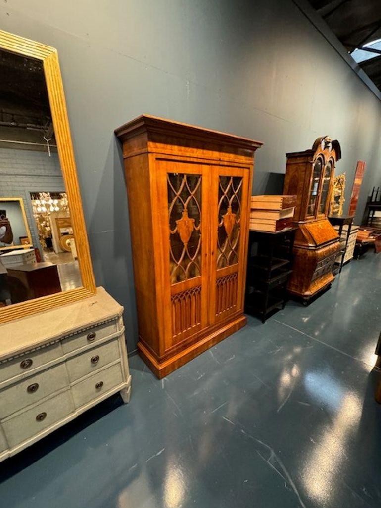 Noce Cabinet Biedermeier in noce tedesco del XIX secolo in vendita