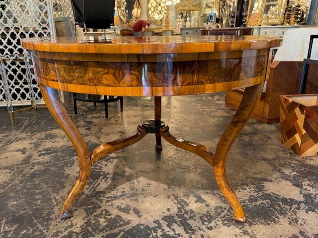 Allemand 19th Century German Walnut Biedermeier Center Table en vente