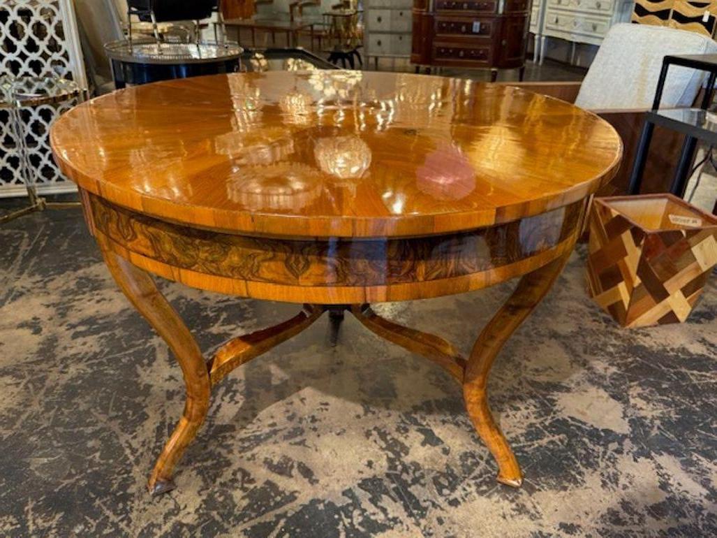 19th Century German Walnut Biedermeier Center Table Bon état - En vente à Dallas, TX