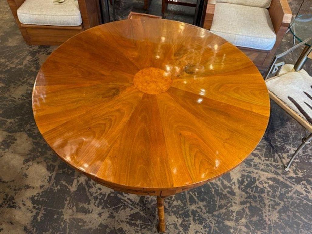 XIXe siècle 19th Century German Walnut Biedermeier Center Table en vente