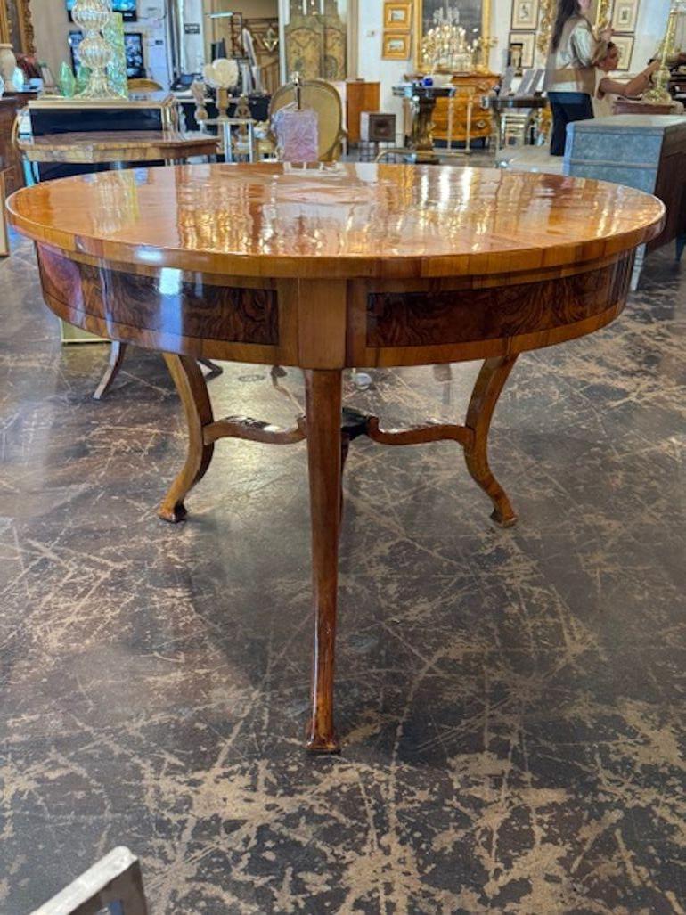 Noyer 19th Century German Walnut Biedermeier Center Table en vente
