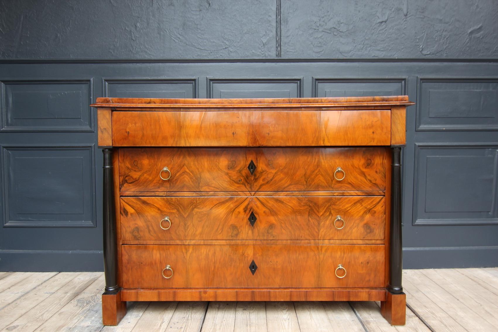 Classic Biedermeier column chest of drawers. South German, around 1820.

Walnut veneered on softwood.

A four-sided corpus standing on block feet with a slightly overhanging profiled top plate and ebonised set Tuscan full columns.
Extended head