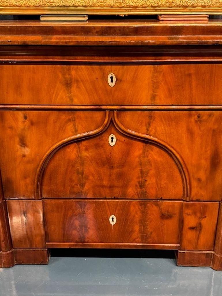 Plongez dans l'élégance du XIXe siècle avec cette commode Biedermeier en noyer allemand, une pièce qui dégage un charme et une sophistication intemporels. Fabriqué en riche bois de noyer, il comporte des tiroirs spacieux qui offrent un vaste espace