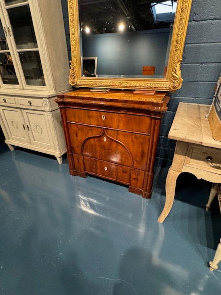 Commode Biedermeier allemande du 19ème siècle Bon état - En vente à Dallas, TX