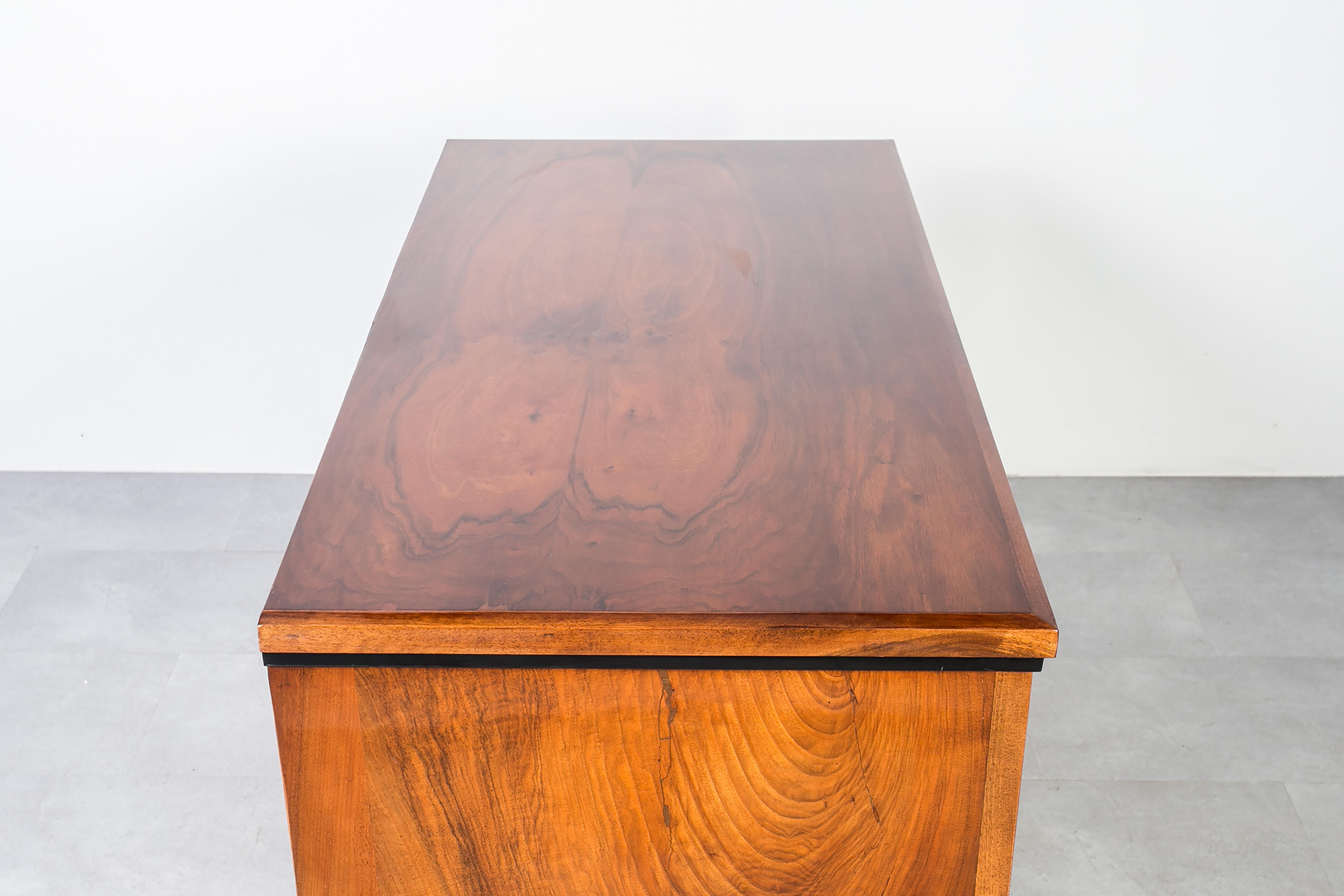 Cassettiera in noce tedesca del XIX secolo, completamente restaurata, polacco francese in vendita 3