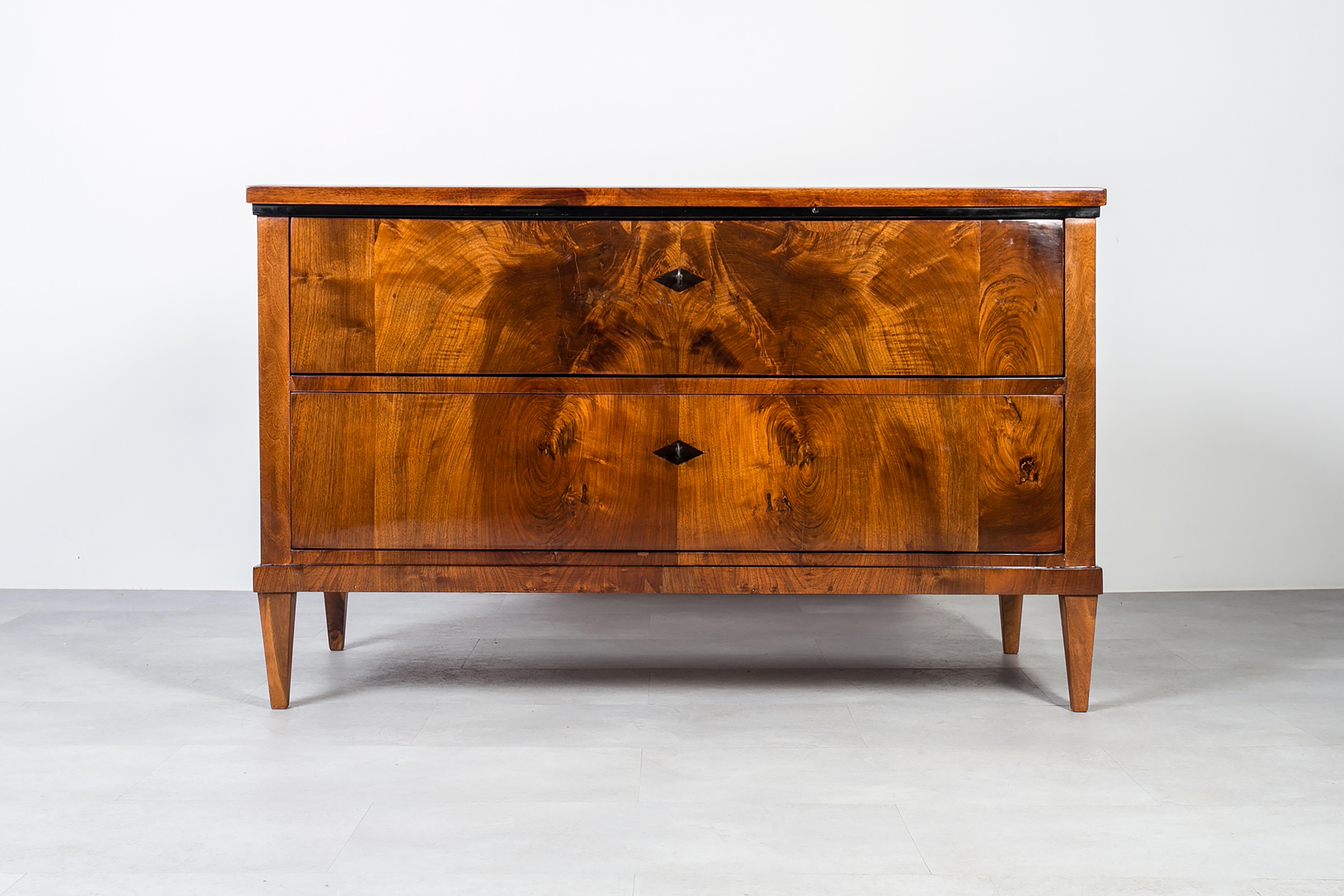 Una cassettiera in noce tedesca del XIX secolo, splendidamente proporzionata e restaurata professionalmente.
Rifinito a mano con la tradizionale tecnica di lucidatura francese (gommalacca), presenta una calda lucentezza satinata che rivela la