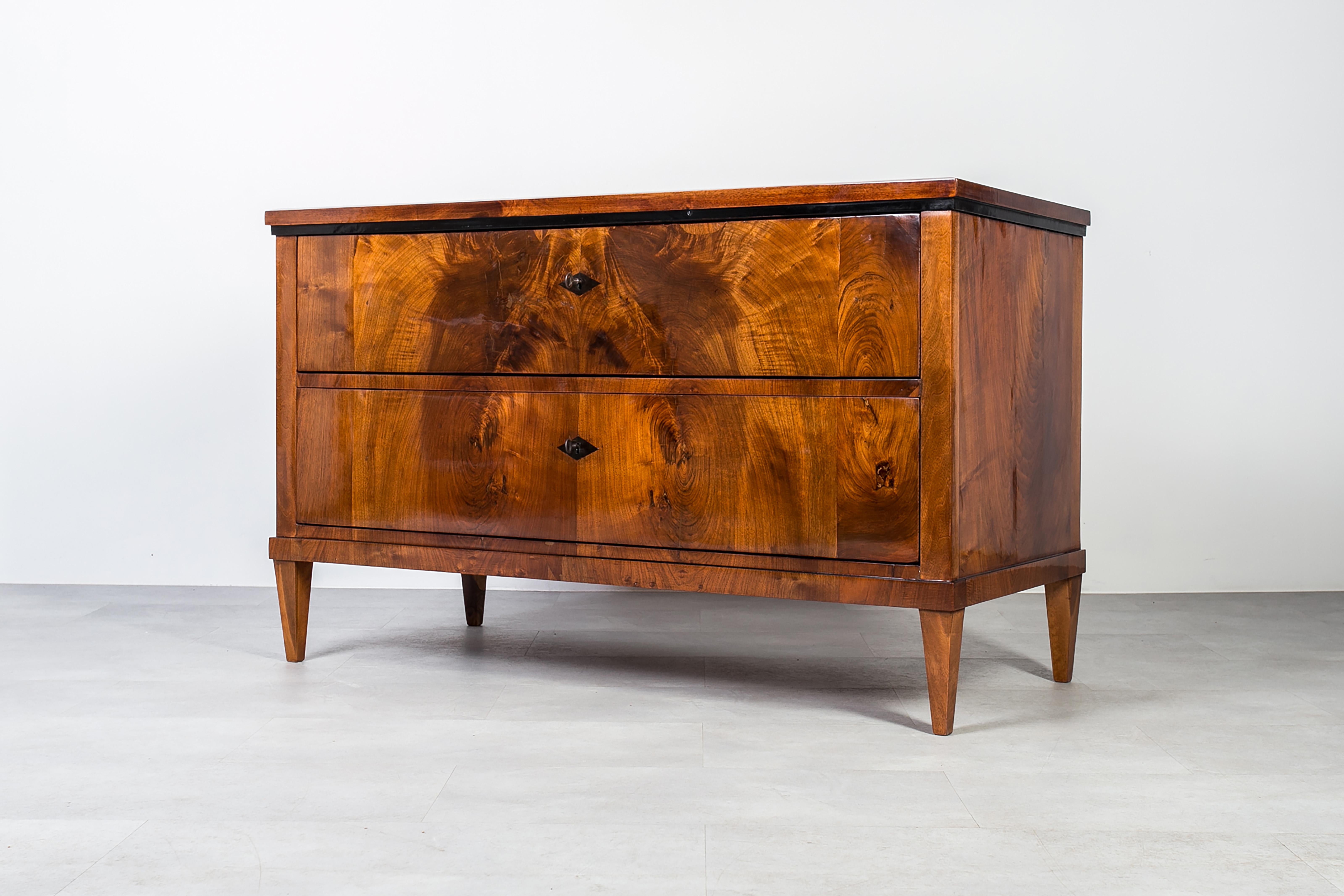 Biedermeier Cassettiera in noce tedesca del XIX secolo, completamente restaurata, polacco francese in vendita