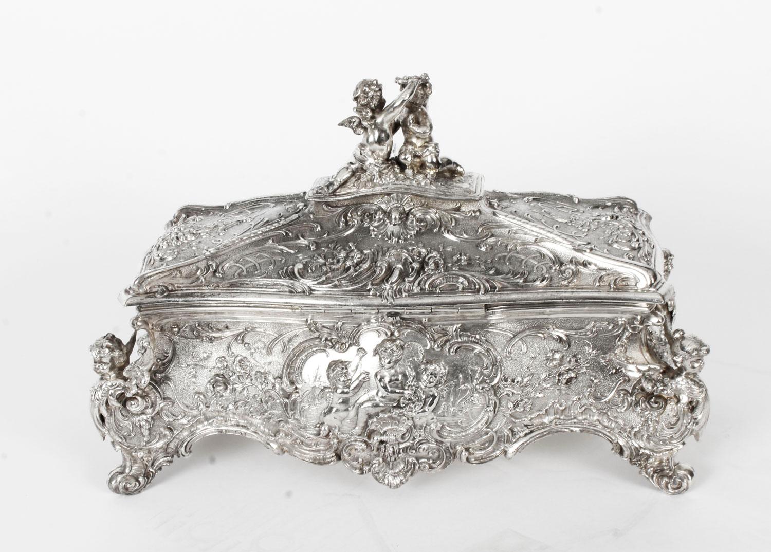 This is a beautiful Antique German silver plated casket bearing the makers mark of the world renowned silversmith firm of WMF, Metallwarenfabrik Straub & Schweizer circa 1890 in date.
 
This wonderful casket is of very high quality and features