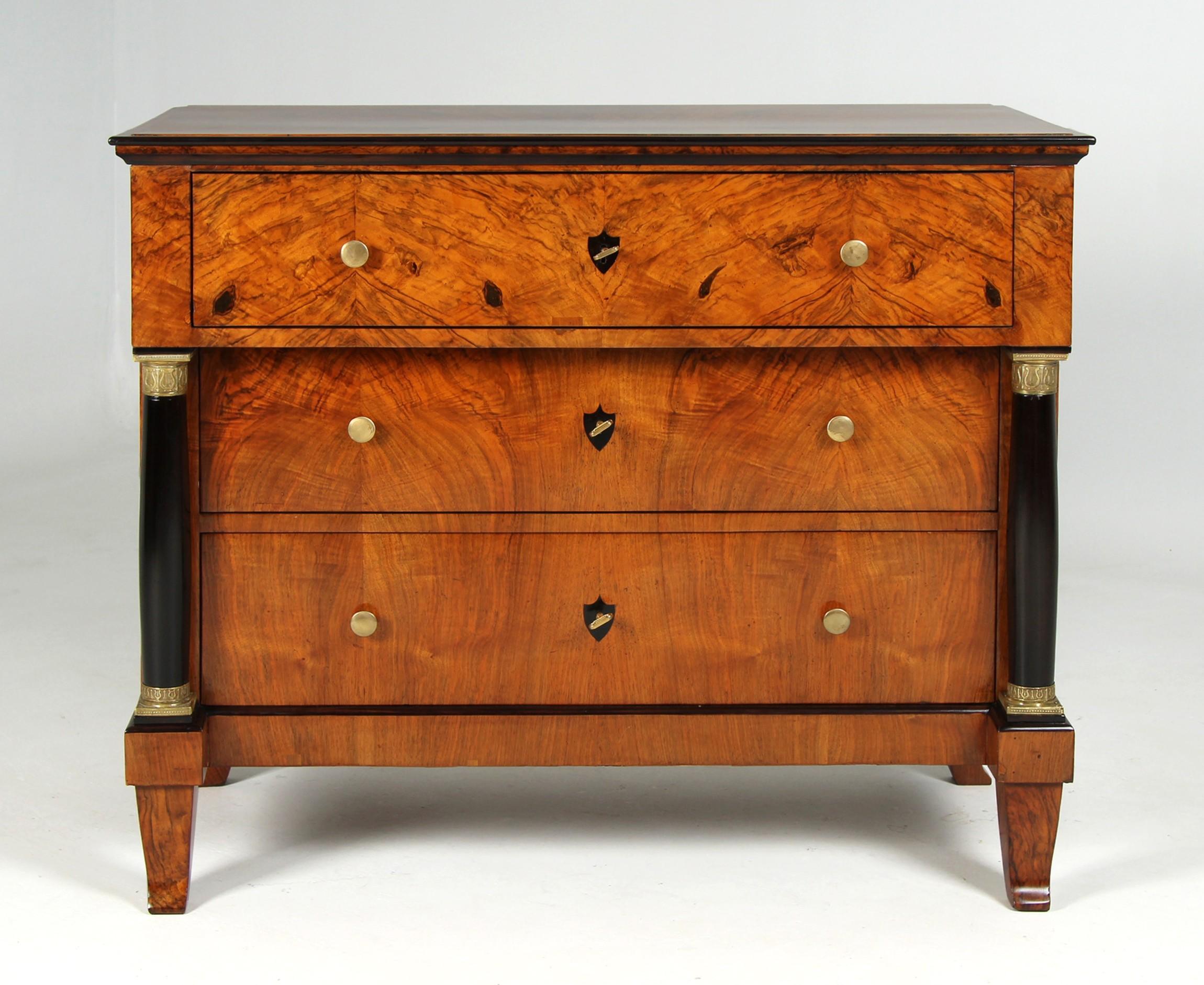 Antica cassettiera Biedermeier / Segretaria

Germania meridionale (Franconia)
Noce
Biedermeier intorno al 1825

Dimensioni: H. H. x L. x P.: 98 x 116 x 57 cm.

Descrizione:
Mobile a tre cassetti dall'aspetto tipico della Franconia, poggiante su