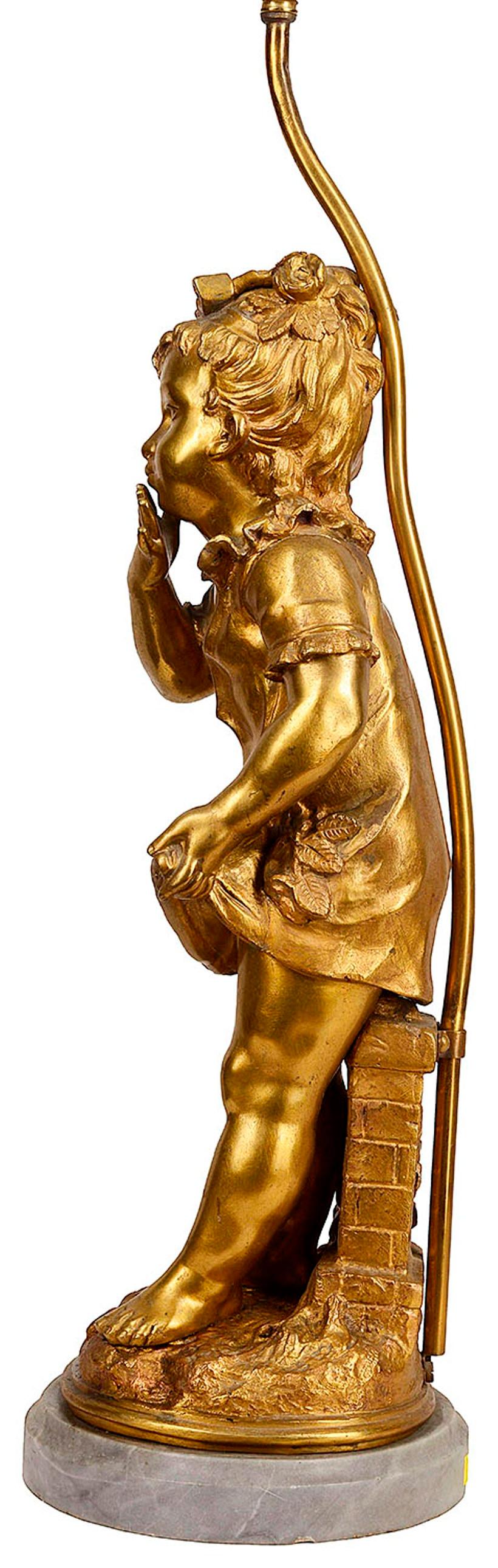 Figura de bronce dorado del siglo XIX de una joven soplando un beso / Lámpara Dorado en venta