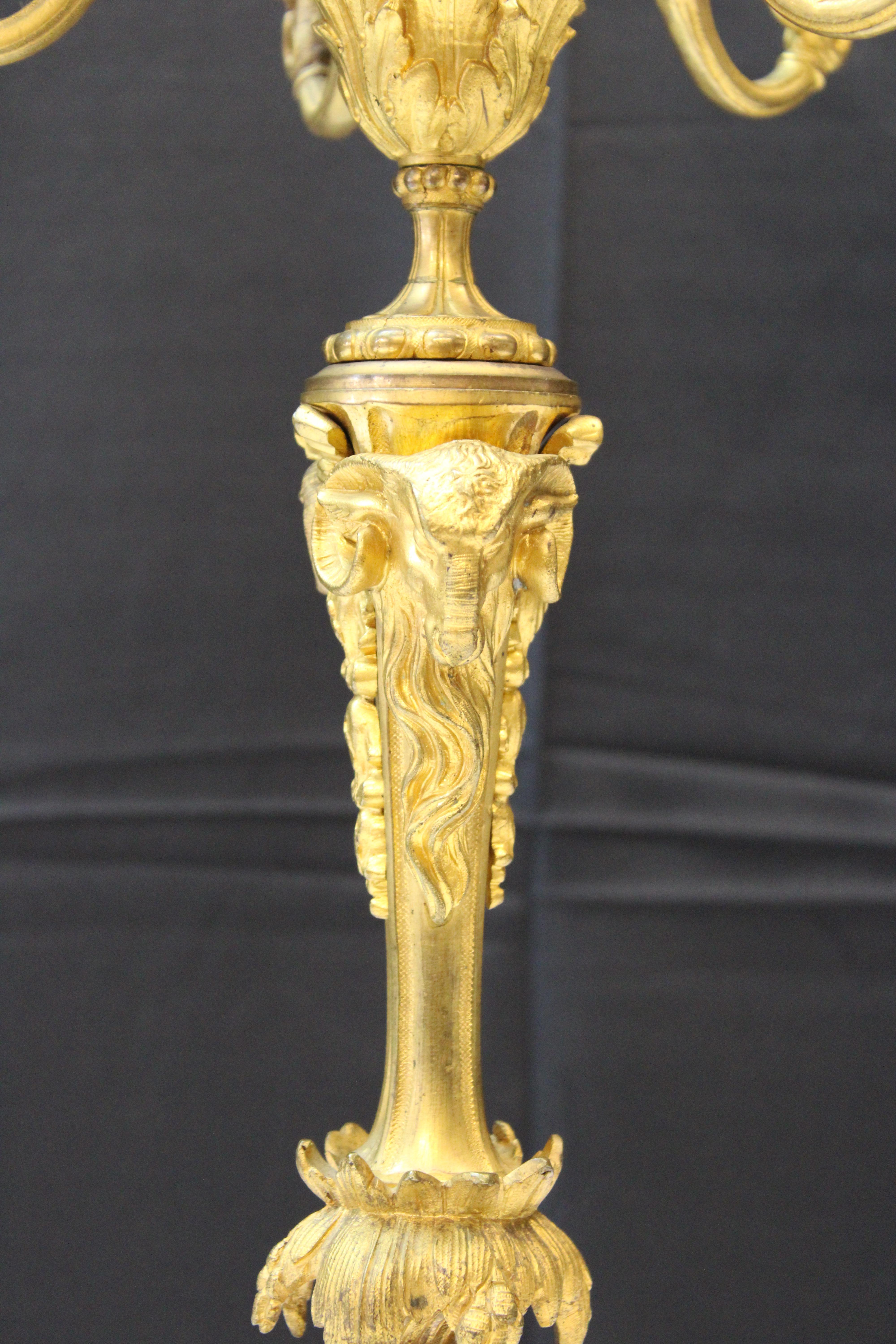 Lámpara de bronce dorado del siglo XIX de cinco luces con decoración de cabeza de carnero.