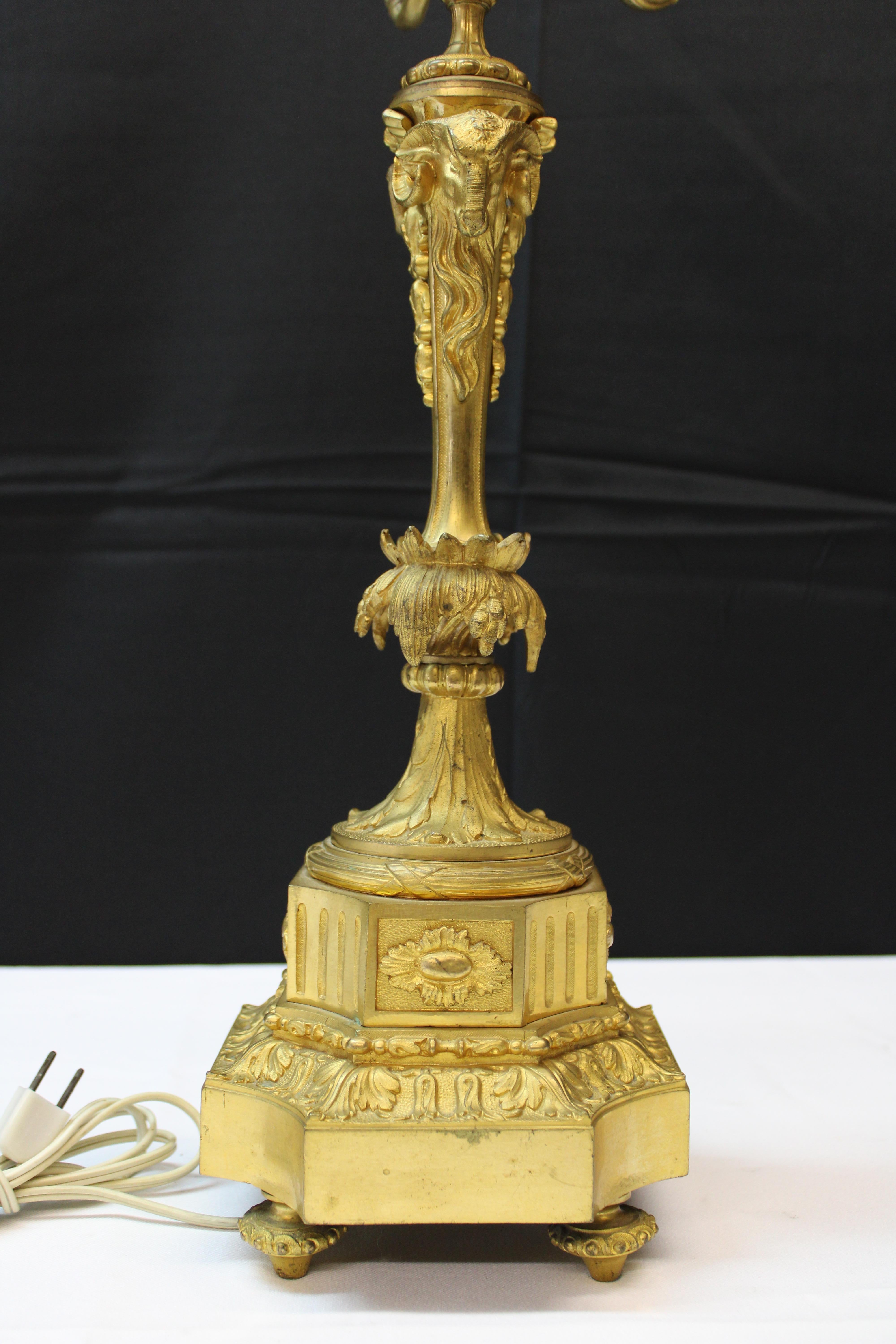 Lámpara de cinco luces de bronce dorado del siglo XIX con decoración de cabeza de carnero Desconocido en venta