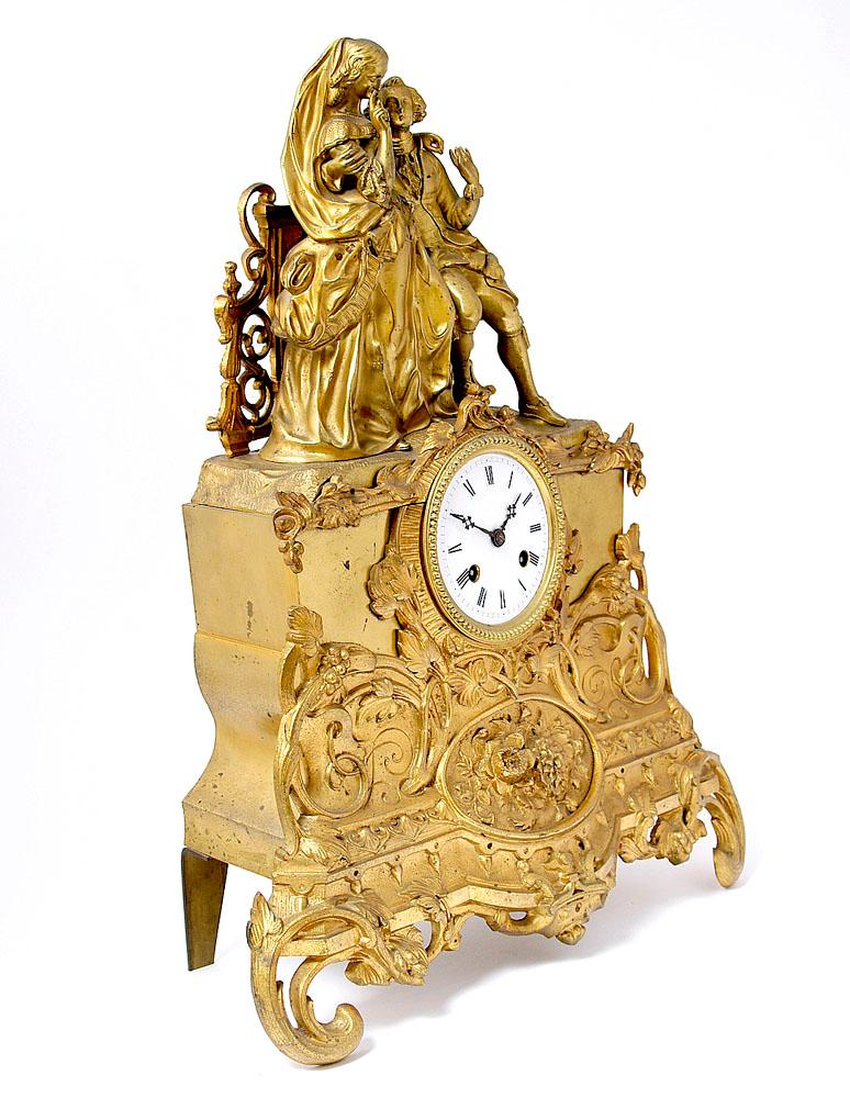 19th century gilded bronze mantel (fireplace) clock with Japy Freres Movement
Clock on a rectangular plan, supported in four places, at the front on profiled leaf tufts, at the back on straight bronze legs. At the front, decorated with openwork