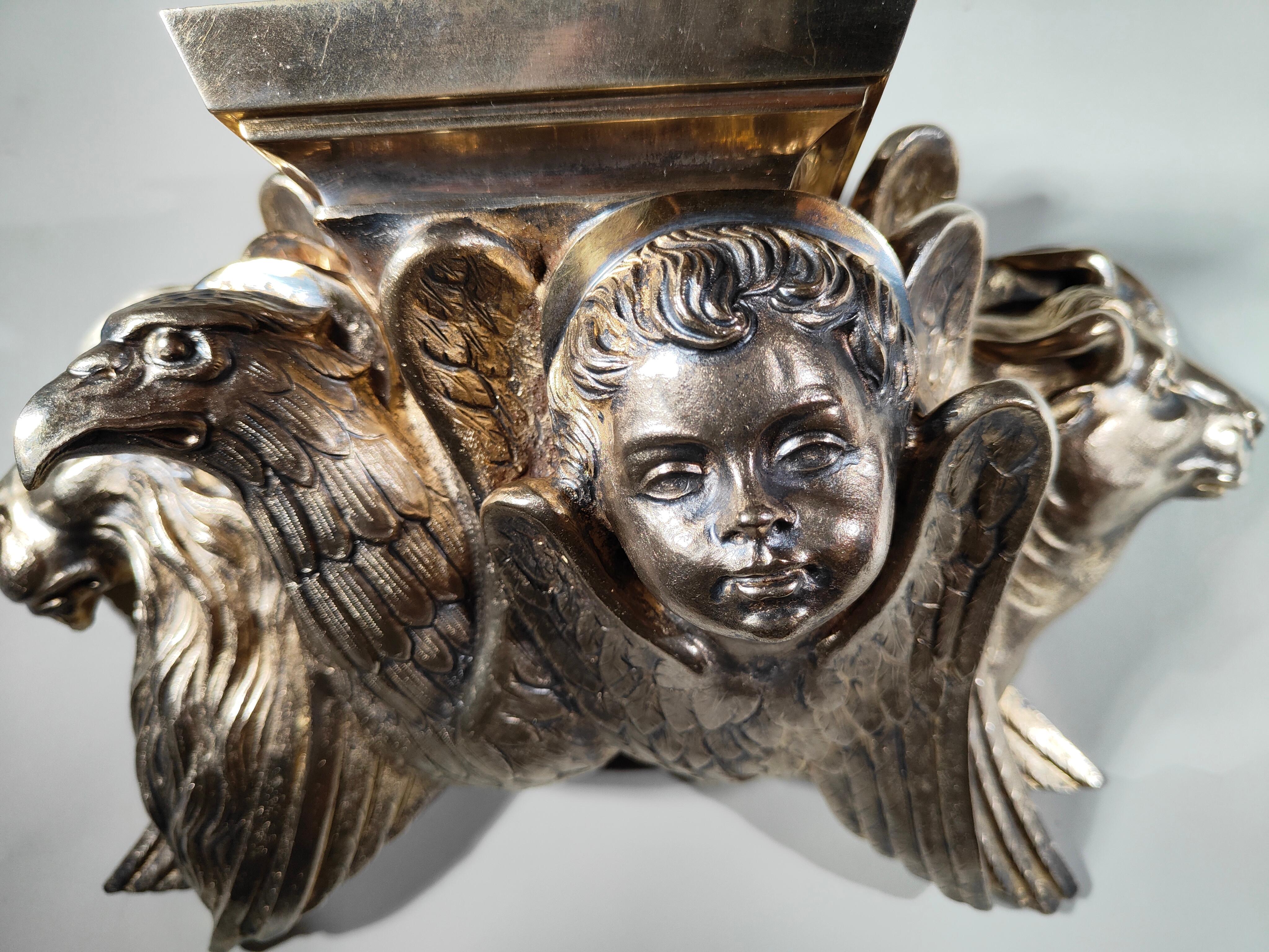 Cet élégant piédestal du XIXe siècle, réalisé en bronze doré et finement ciselé, se présente comme un chef-d'œuvre de l'artisanat de son époque. Mesurant 36x23x12 cm, ce piédestal témoigne du travail minutieux et raffiné caractéristique du XIXe