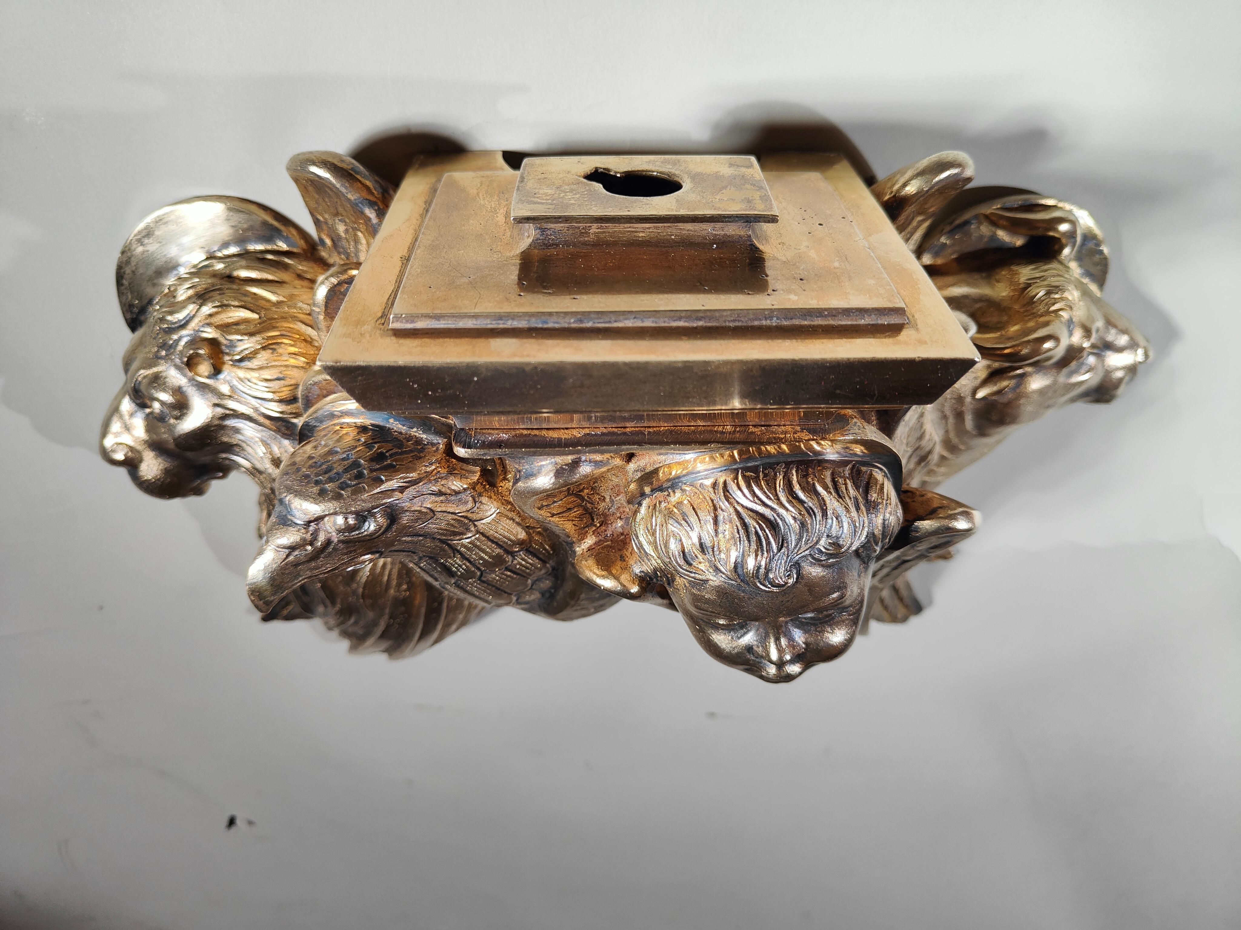Vergoldeter Bronzesockel des 19. Jahrhunderts im Angebot 3