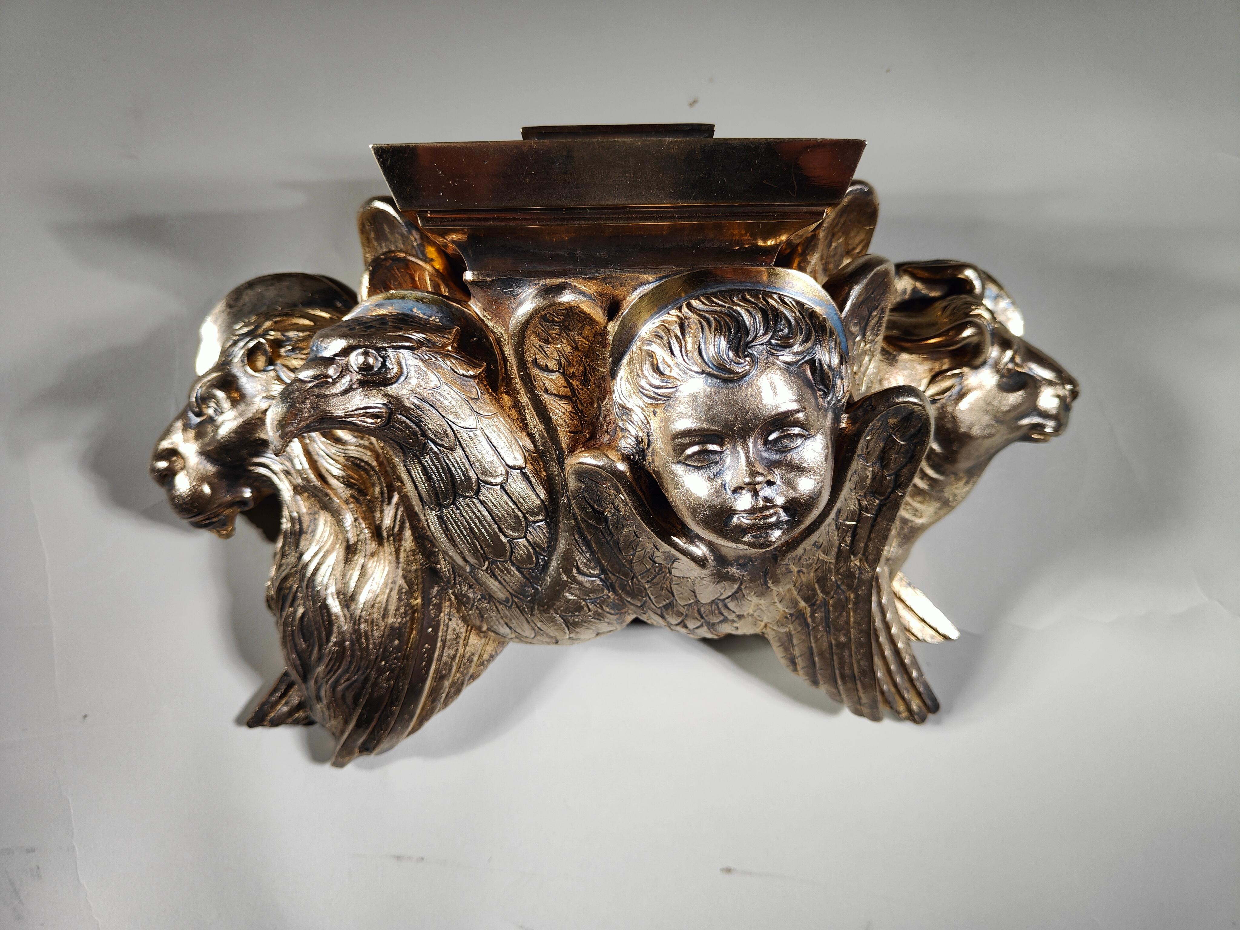 Vergoldeter Bronzesockel des 19. Jahrhunderts im Angebot 4