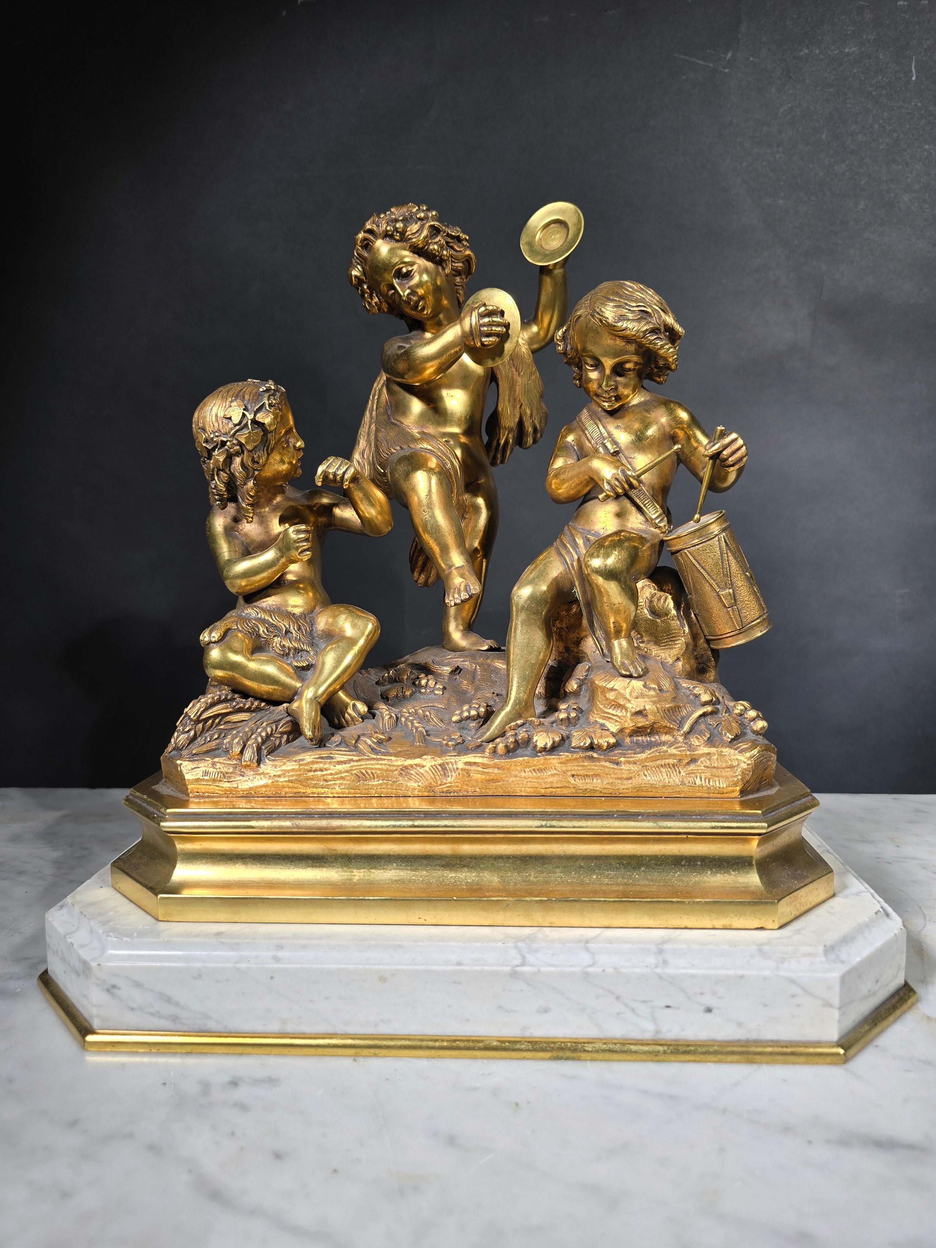 Questo elegante gruppo scultoreo in bronzo dorato del XIX secolo è un'opera d'arte straordinaria. È montato su marmo bianco di Carrara, che ne esalta la bellezza e la grandezza complessiva. La scultura è in buone condizioni, a testimonianza della