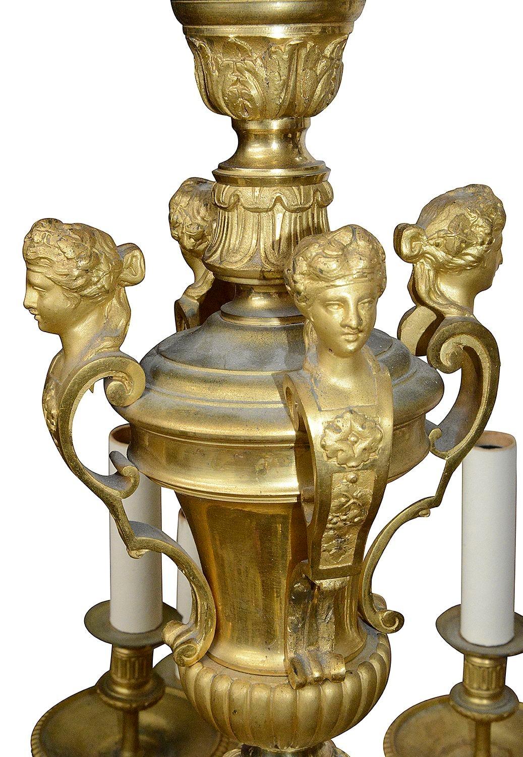 Vergoldeter Ormolu-Kronleuchter im Louis-XVI-Stil des 19. (Louis XVI.) im Angebot