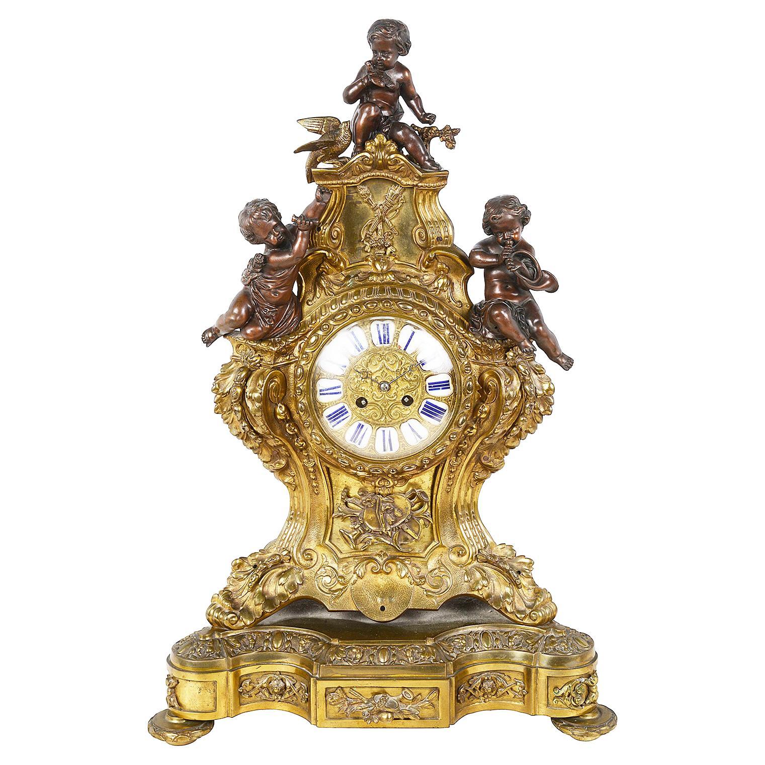 Kaminuhr aus vergoldeter Goldbronze und Bronze aus dem 19. Jahrhundert
