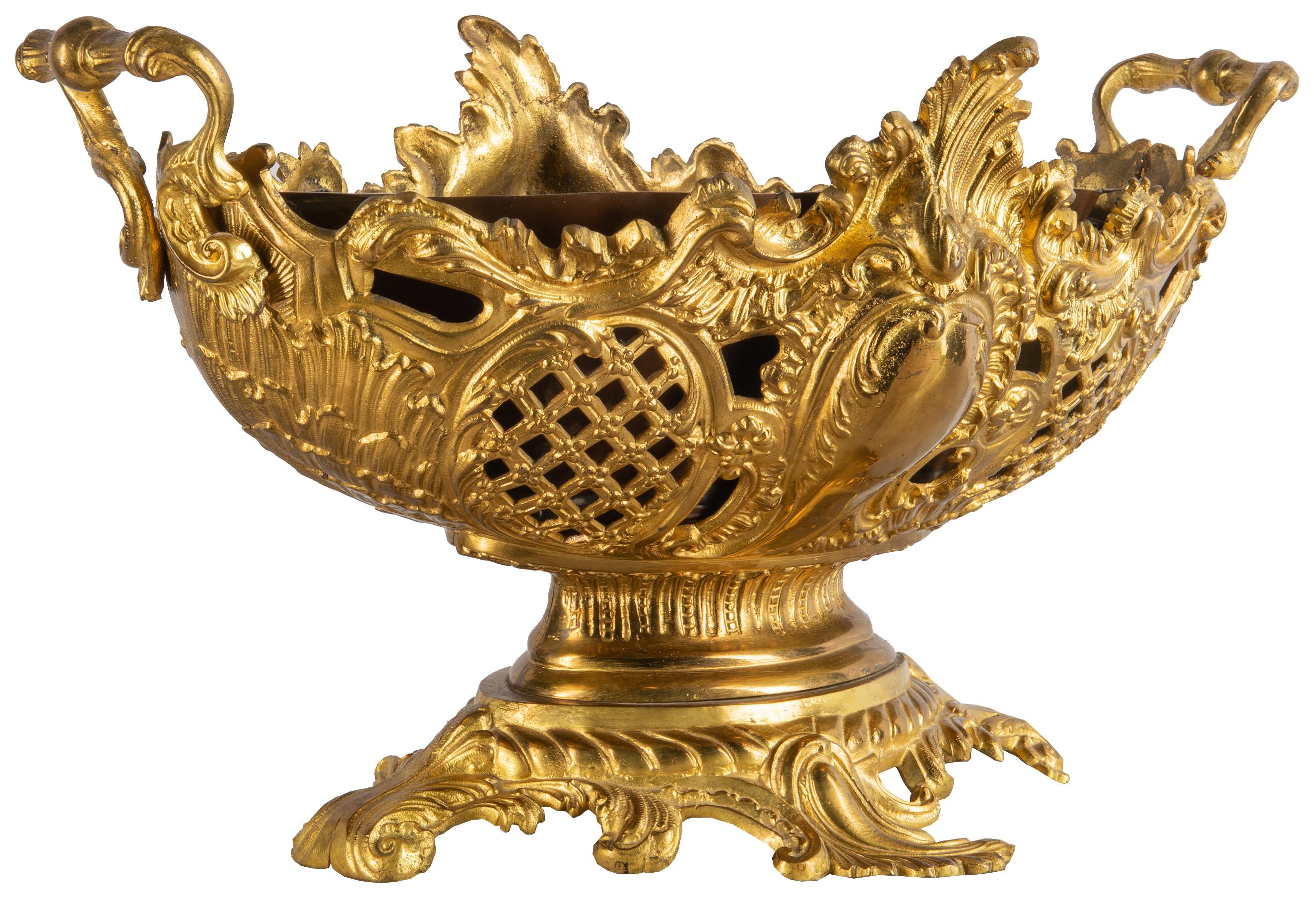 Comportamento in ormolu dorato francese del XIX secolo di buona qualità, con decorazione a volute e trafori di influenza rococò.

Lotto 37 57015 CEKZ