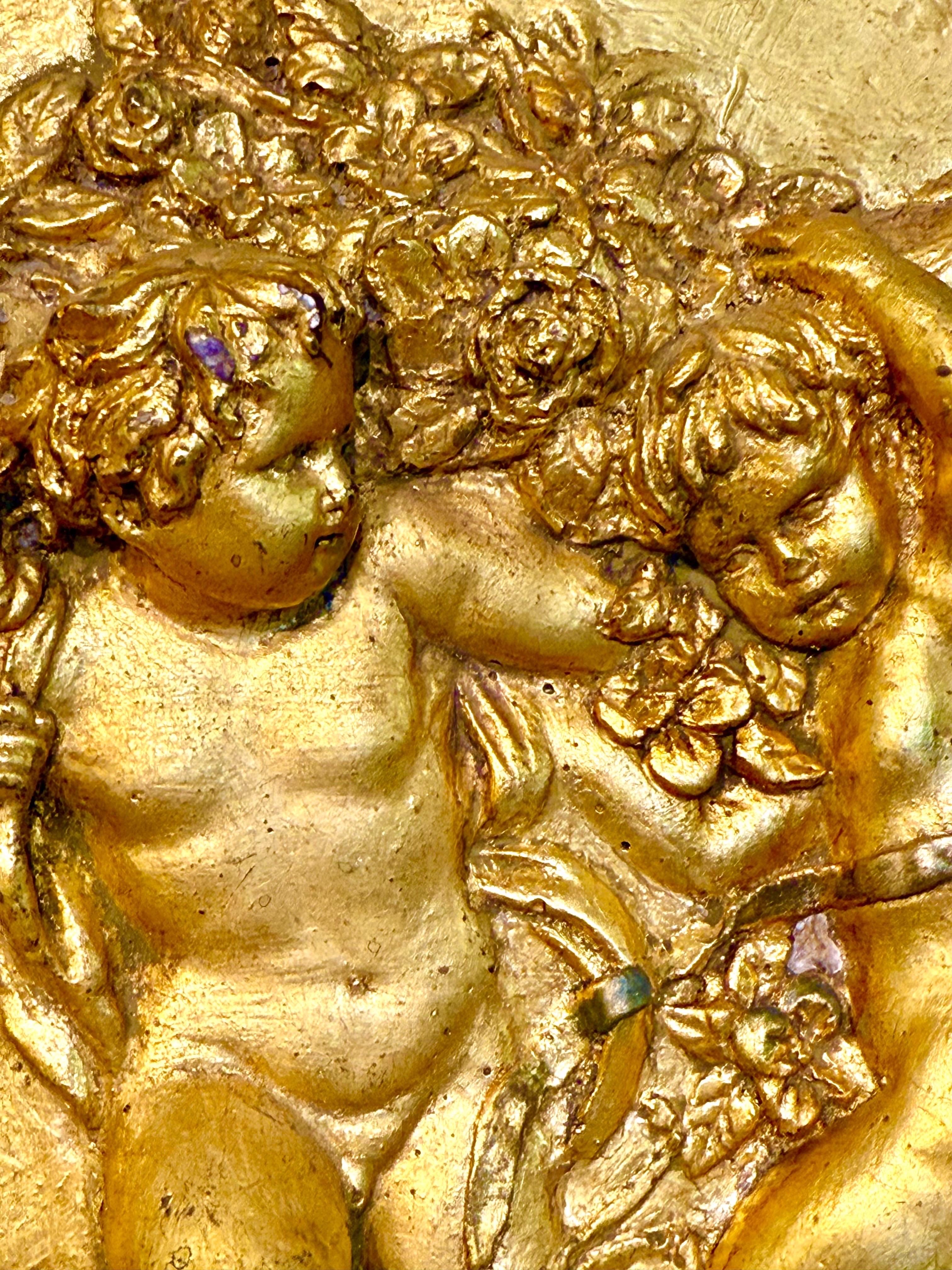 Bas-relief ovale en plâtre doré du XIXe siècle avec Putti et guirlandes en vente 4
