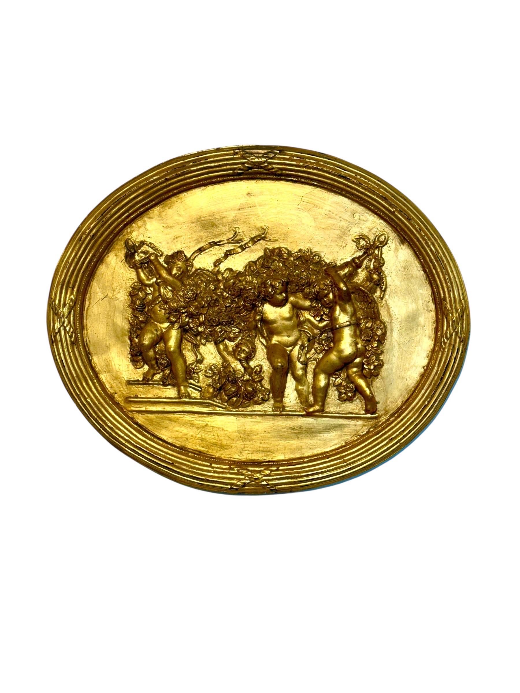 Bas-relief ovale en plâtre doré du XIXe siècle avec Putti et guirlandes en vente 5
