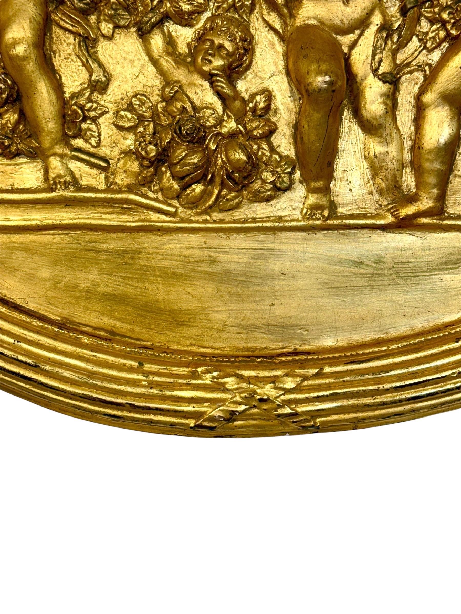Bas-relief ovale en plâtre doré du XIXe siècle avec Putti et guirlandes en vente 7