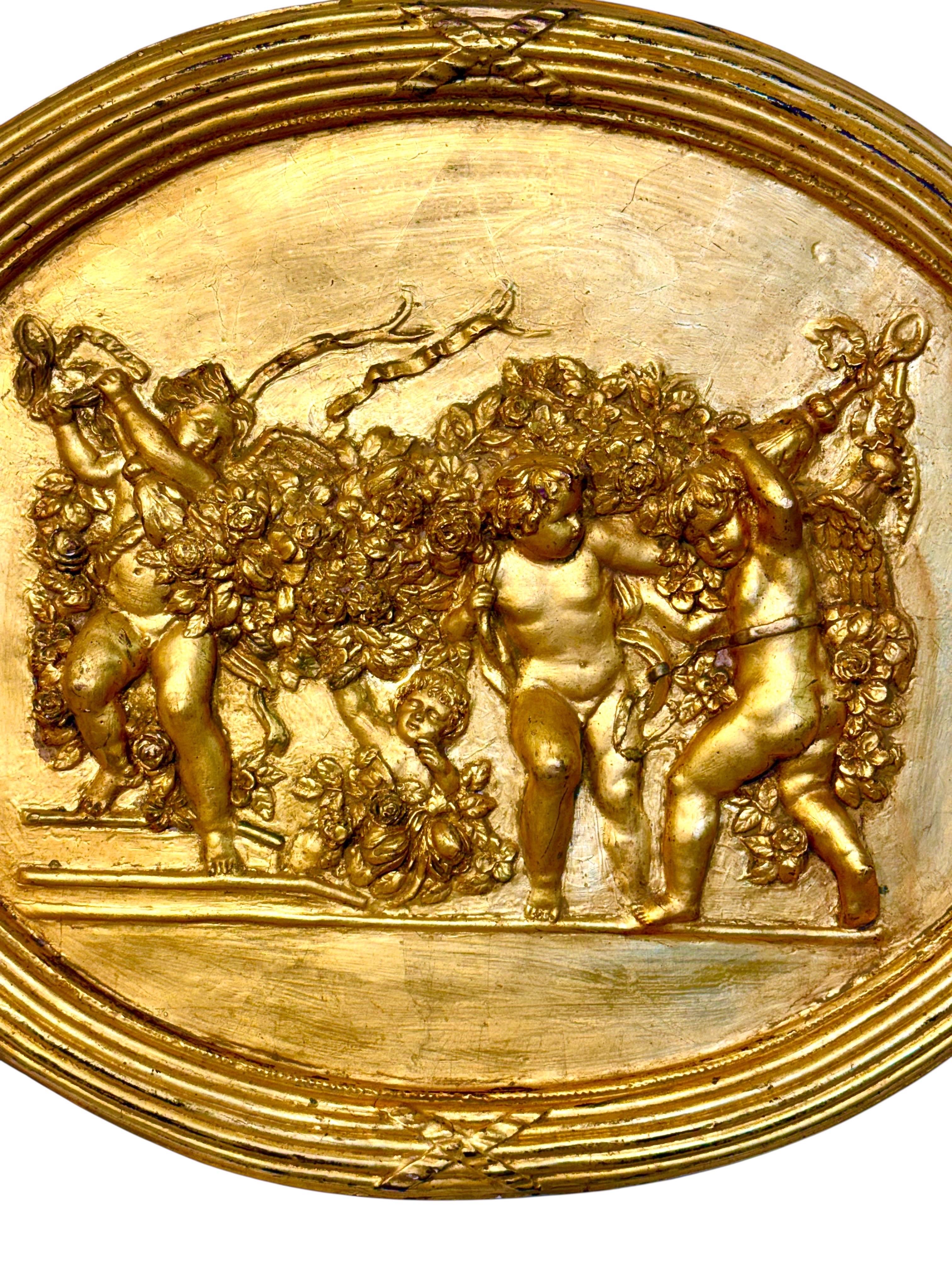 Bas-relief ovale en plâtre doré du XIXe siècle avec Putti et guirlandes en vente 9
