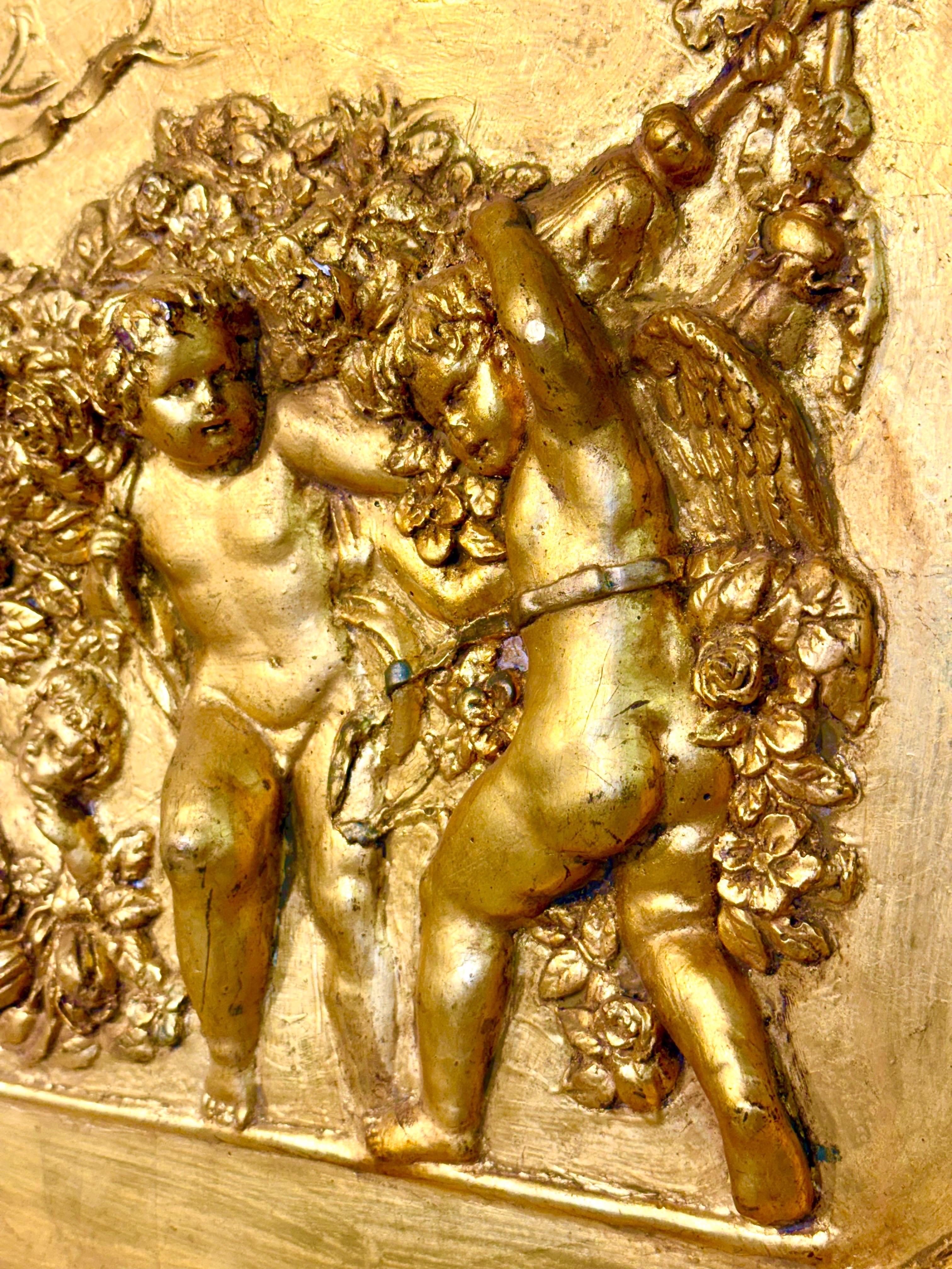 Français Bas-relief ovale en plâtre doré du XIXe siècle avec Putti et guirlandes en vente