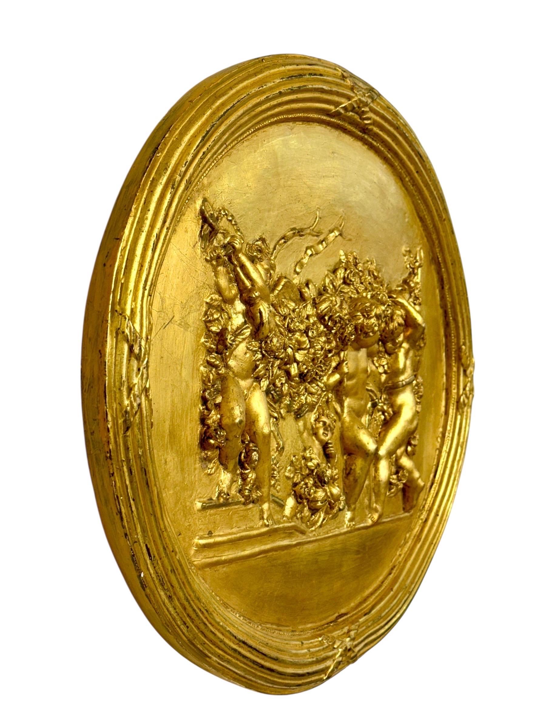Bas-relief ovale en plâtre doré du XIXe siècle avec Putti et guirlandes Bon état - En vente à LA CIOTAT, FR