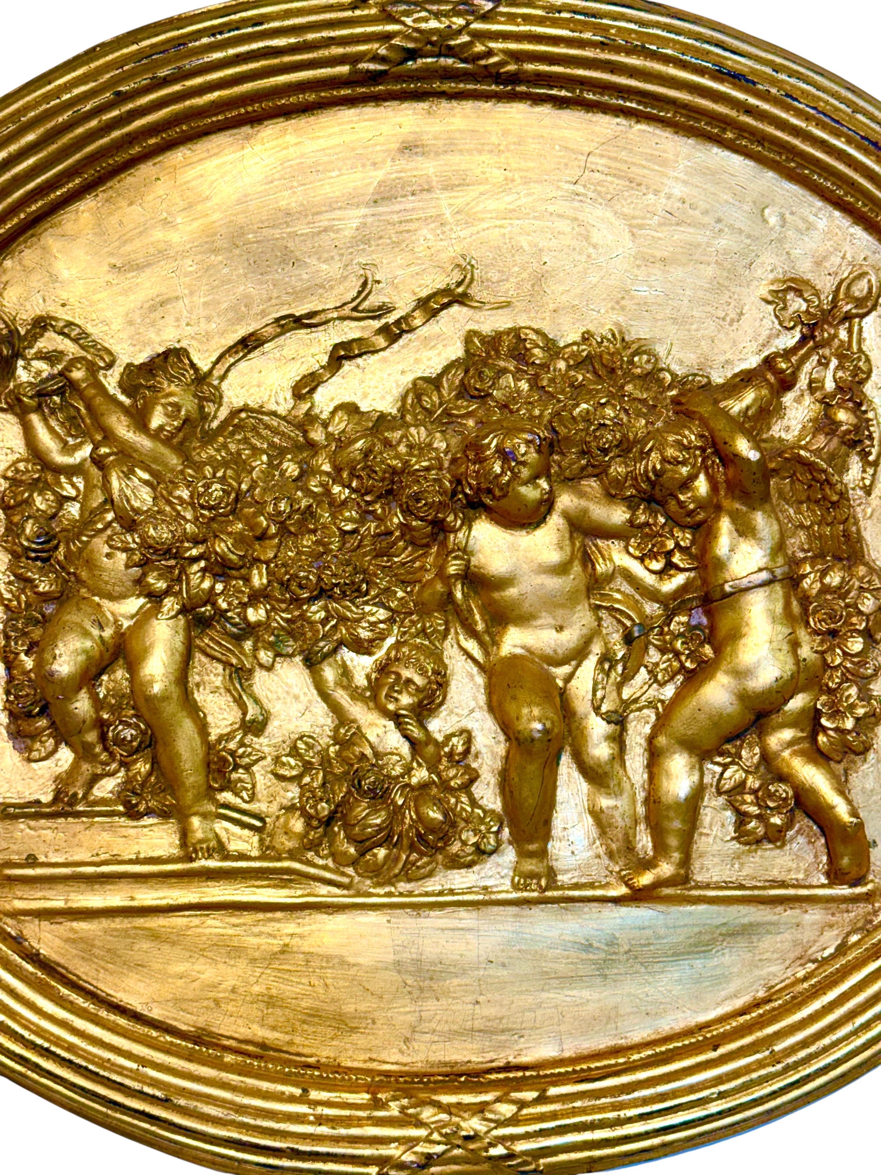 Plâtre Bas-relief ovale en plâtre doré du XIXe siècle avec Putti et guirlandes en vente