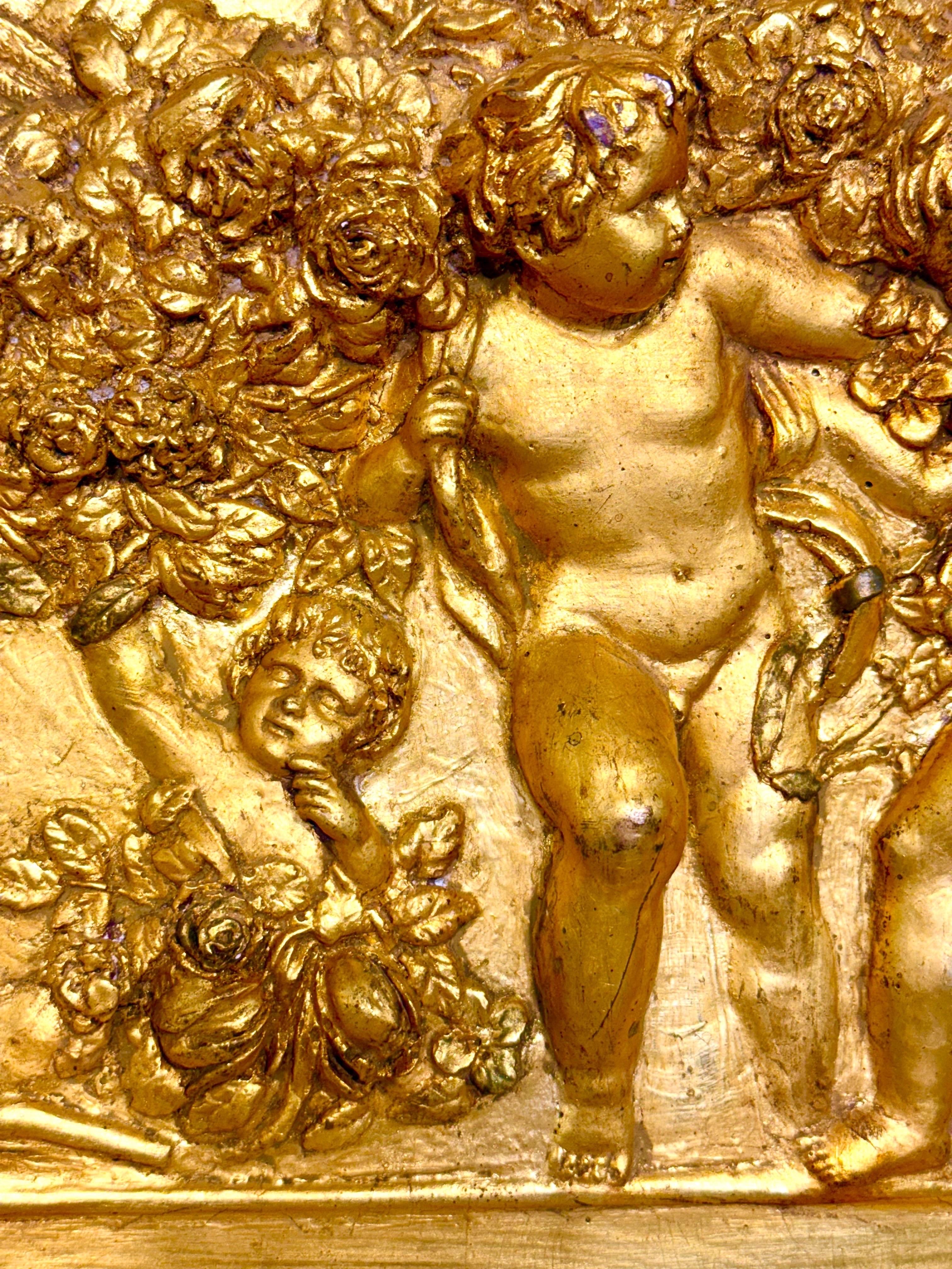 Bas-relief ovale en plâtre doré du XIXe siècle avec Putti et guirlandes en vente 1