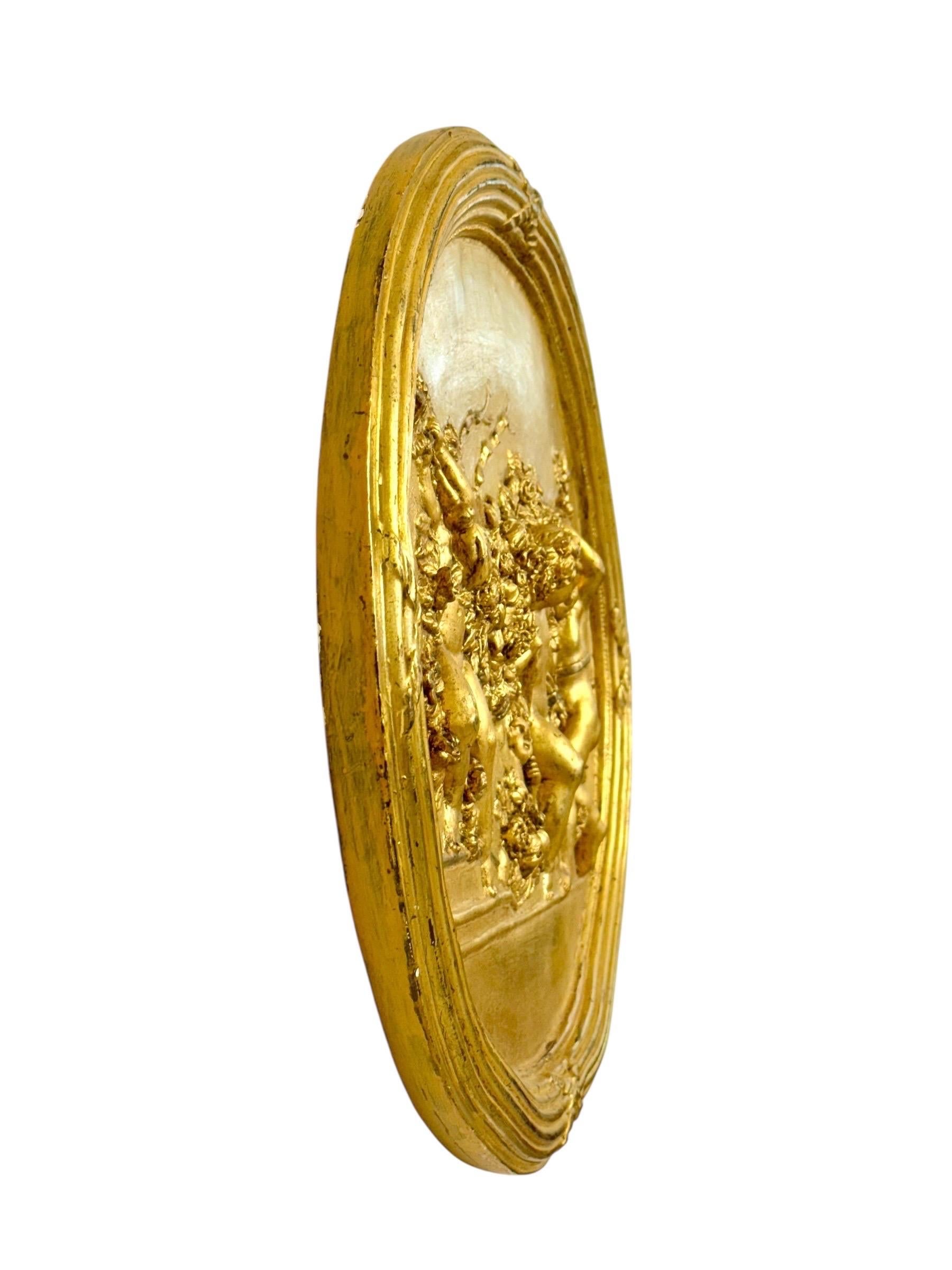 Bas-relief ovale en plâtre doré du XIXe siècle avec Putti et guirlandes en vente 3