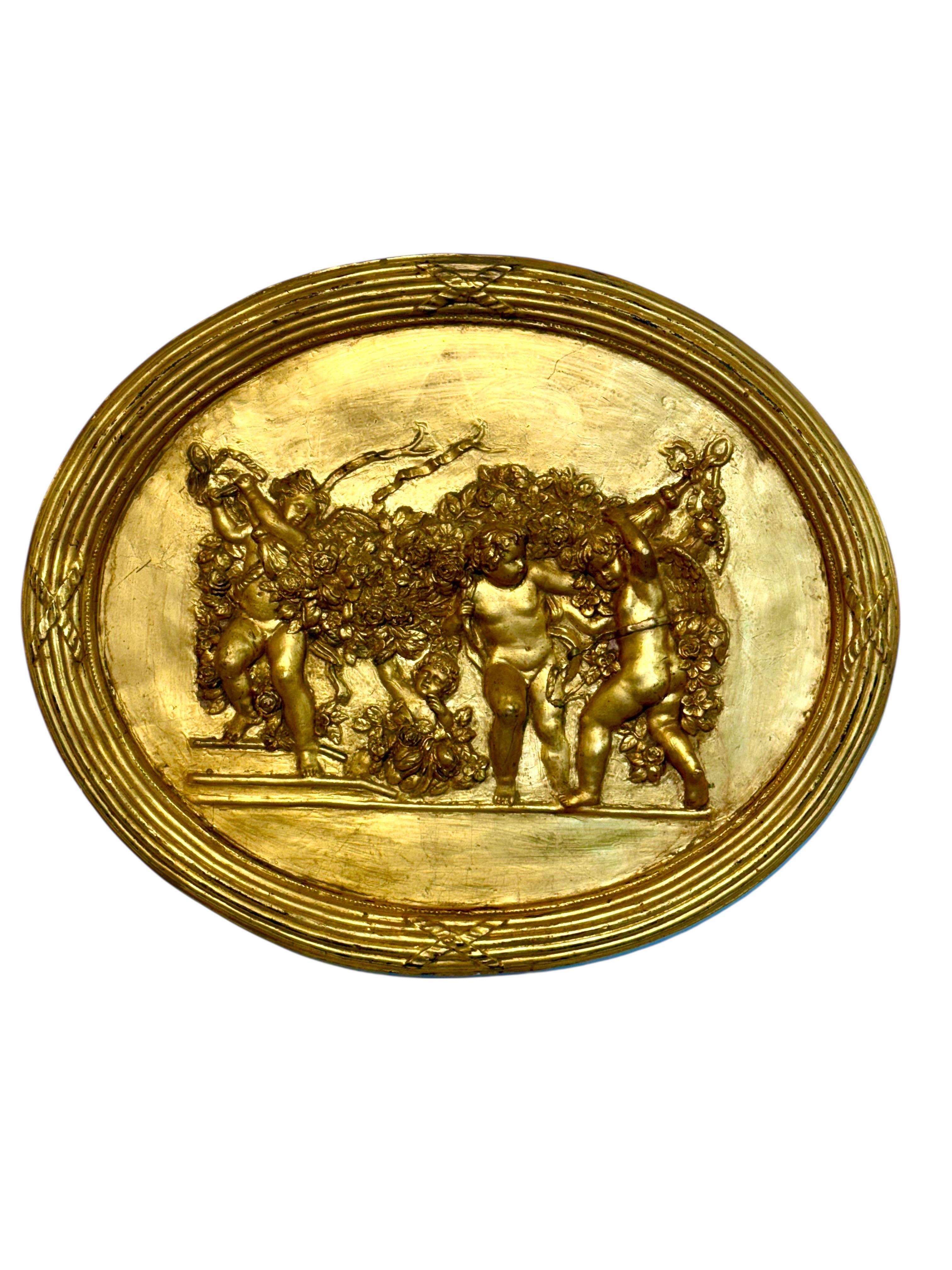 Bas-relief ovale en plâtre doré du XIXe siècle avec Putti et guirlandes
