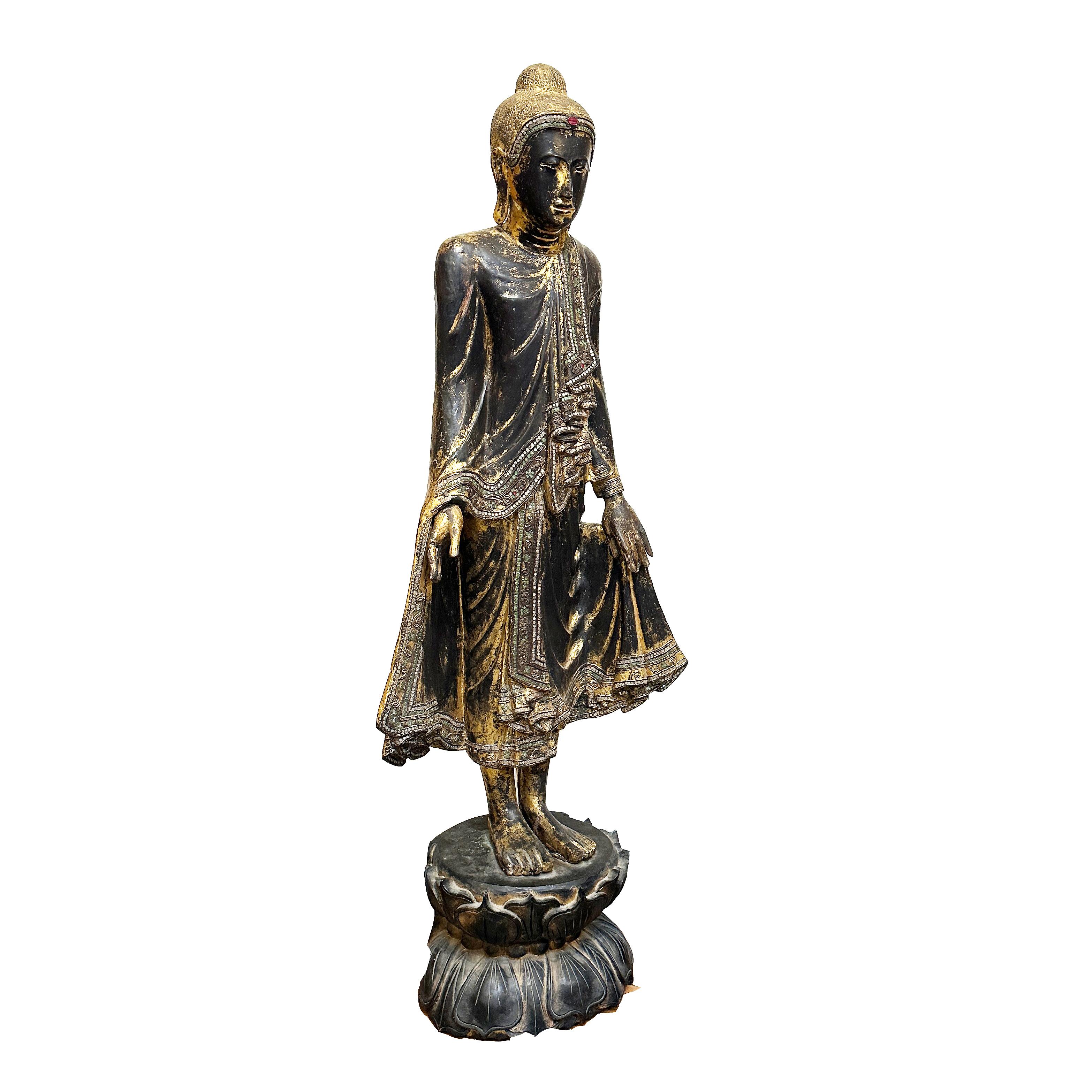 Buddha stante di Mandalay in legno dorato del XIX secolo, Myanmar

Vestaglia dorata e Jewell con un'espressione serena in piedi su un piedistallo a forma di loto.  La doratura e i Jewell presentano alcune piccole perdite attribuite all'età e