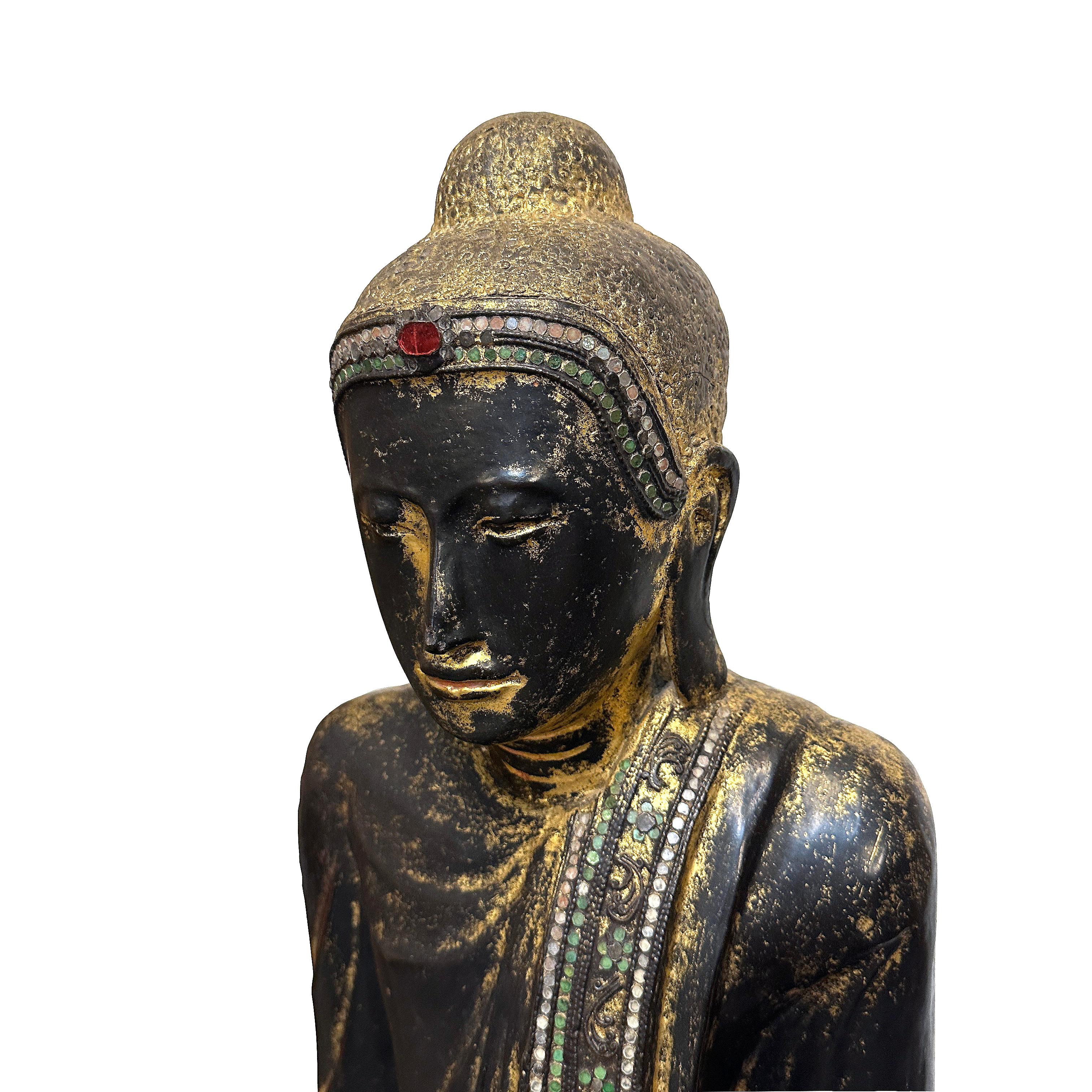 Tribale Buddha in piedi di Mandalay in legno dorato del XIX secolo, birmano in vendita