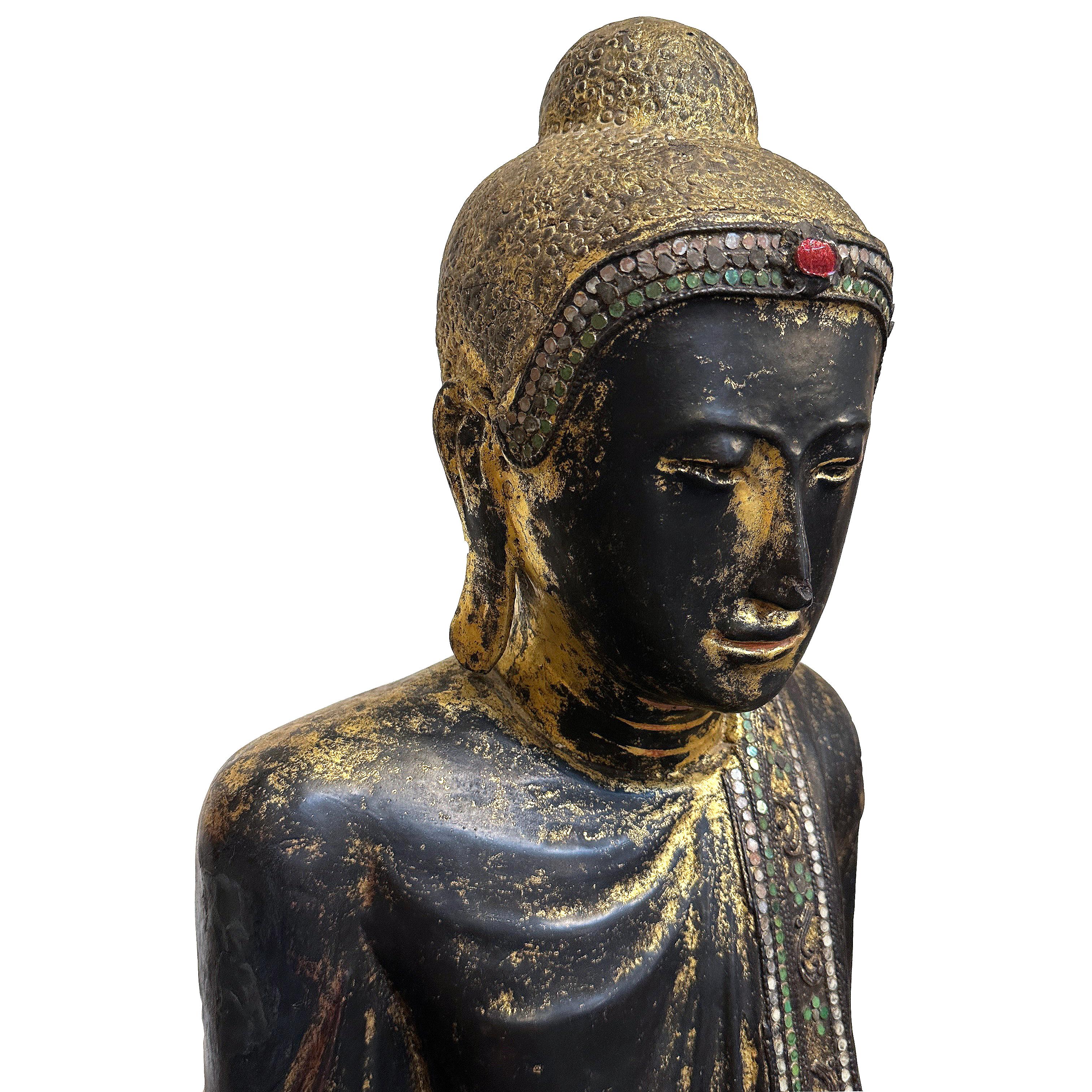 Birmano Buddha in piedi di Mandalay in legno dorato del XIX secolo, birmano in vendita