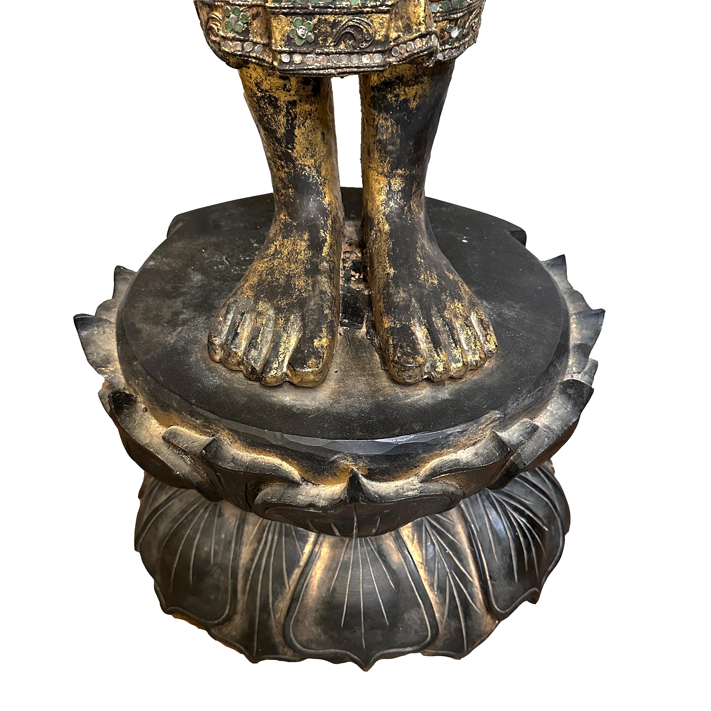 Buddha in piedi di Mandalay in legno dorato del XIX secolo, birmano In condizioni buone in vendita a Point Richmond, CA