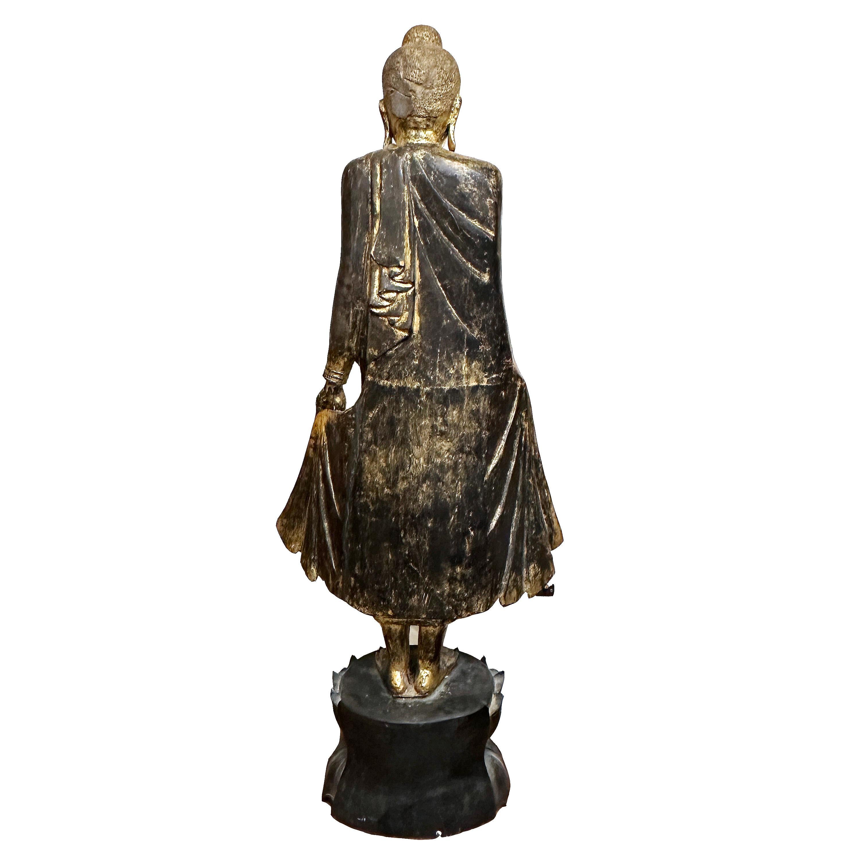Buddha in piedi di Mandalay in legno dorato del XIX secolo, birmano in vendita 1