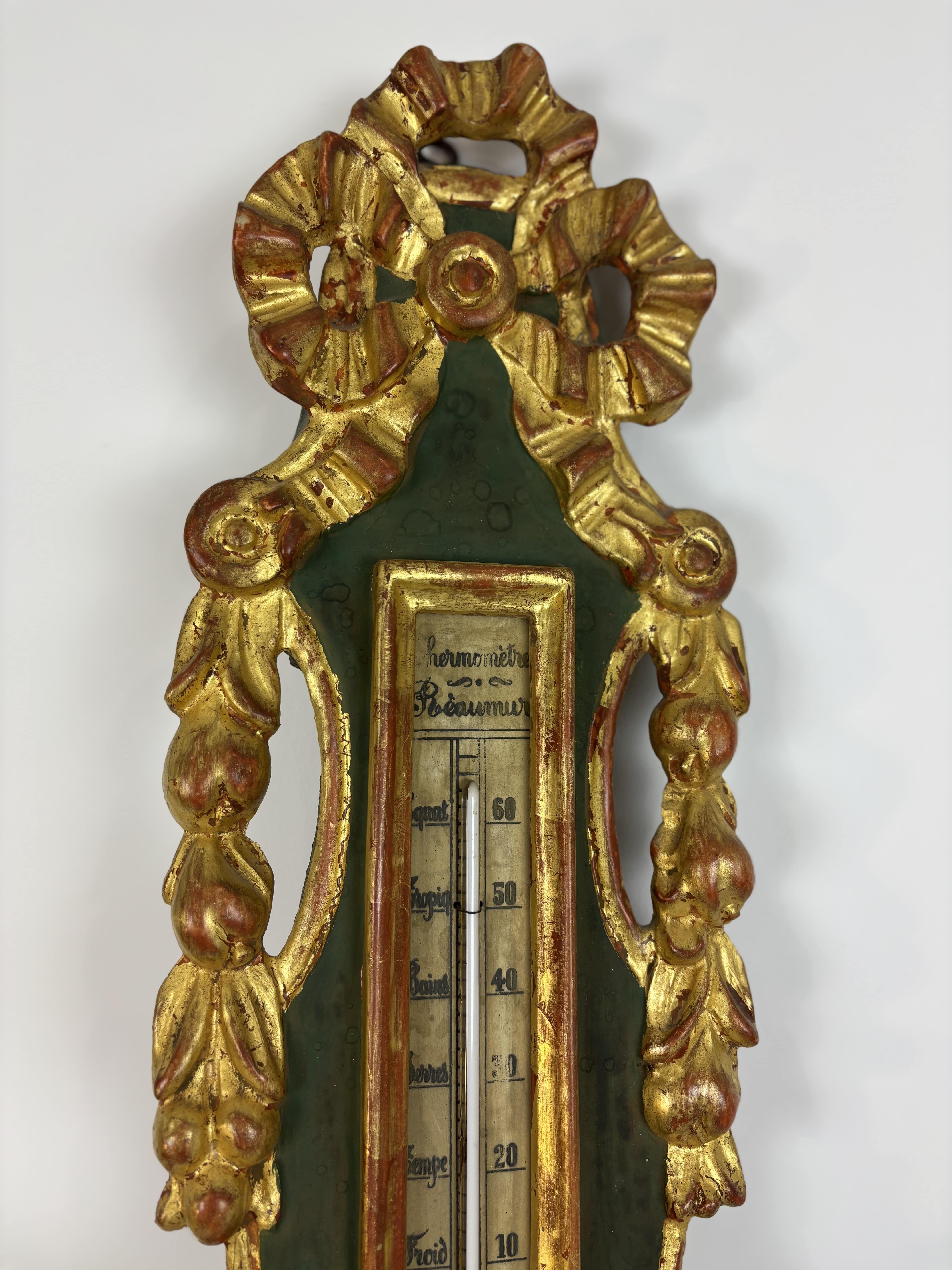 Elegante barometro in stile Luigi XVI di Bénard à Provins in legno dorato e laccato verde, intagliato, decorato con nastri annodati, fogliame e ghirlande. 
Opera francese firmata Bénard à Provins, azienda specializzata nella produzione di strumenti