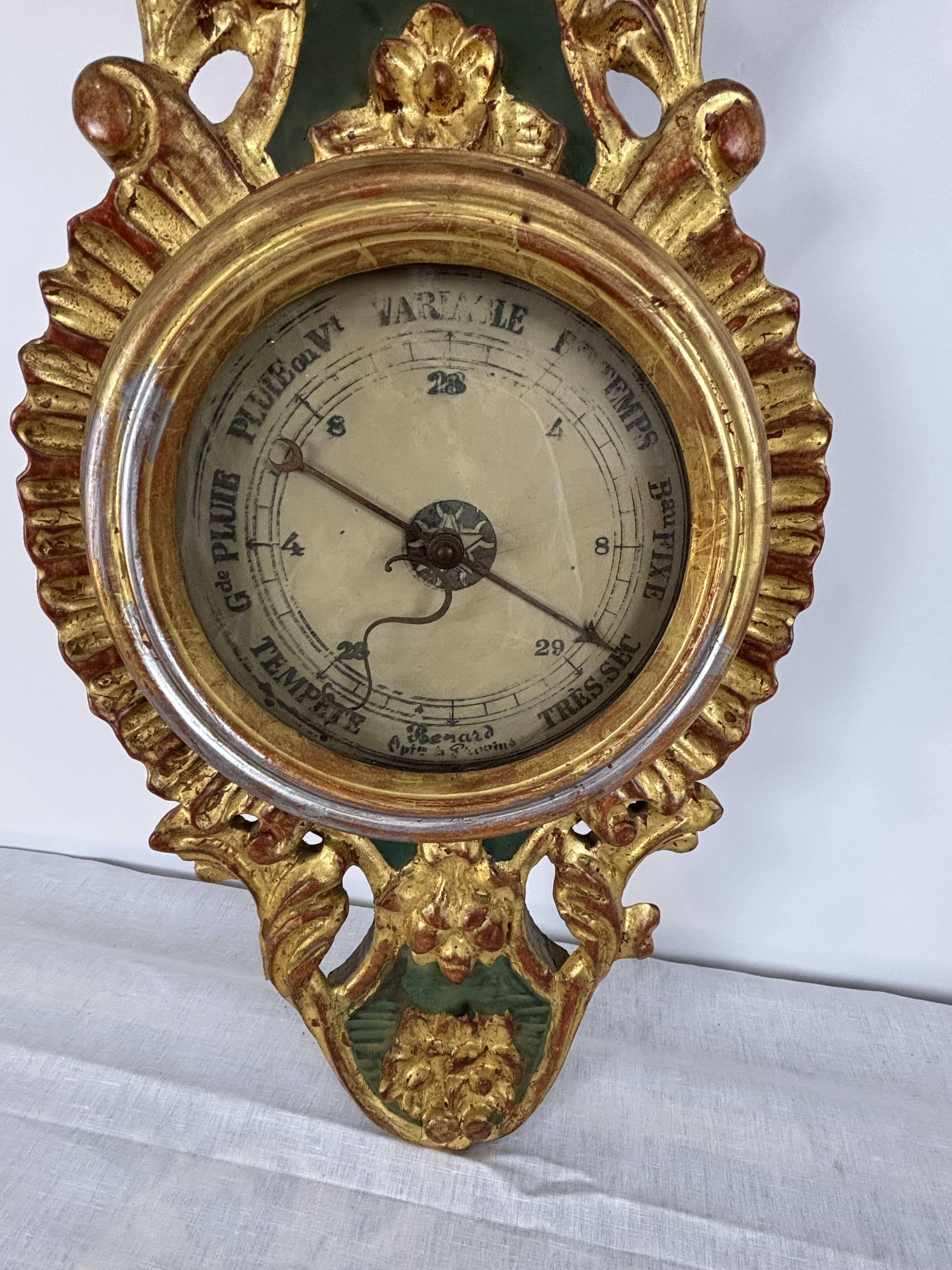 Intagliato a mano Barometro-termometro in legno dorato del XIX secolo di Benard a Provins, Francia in vendita