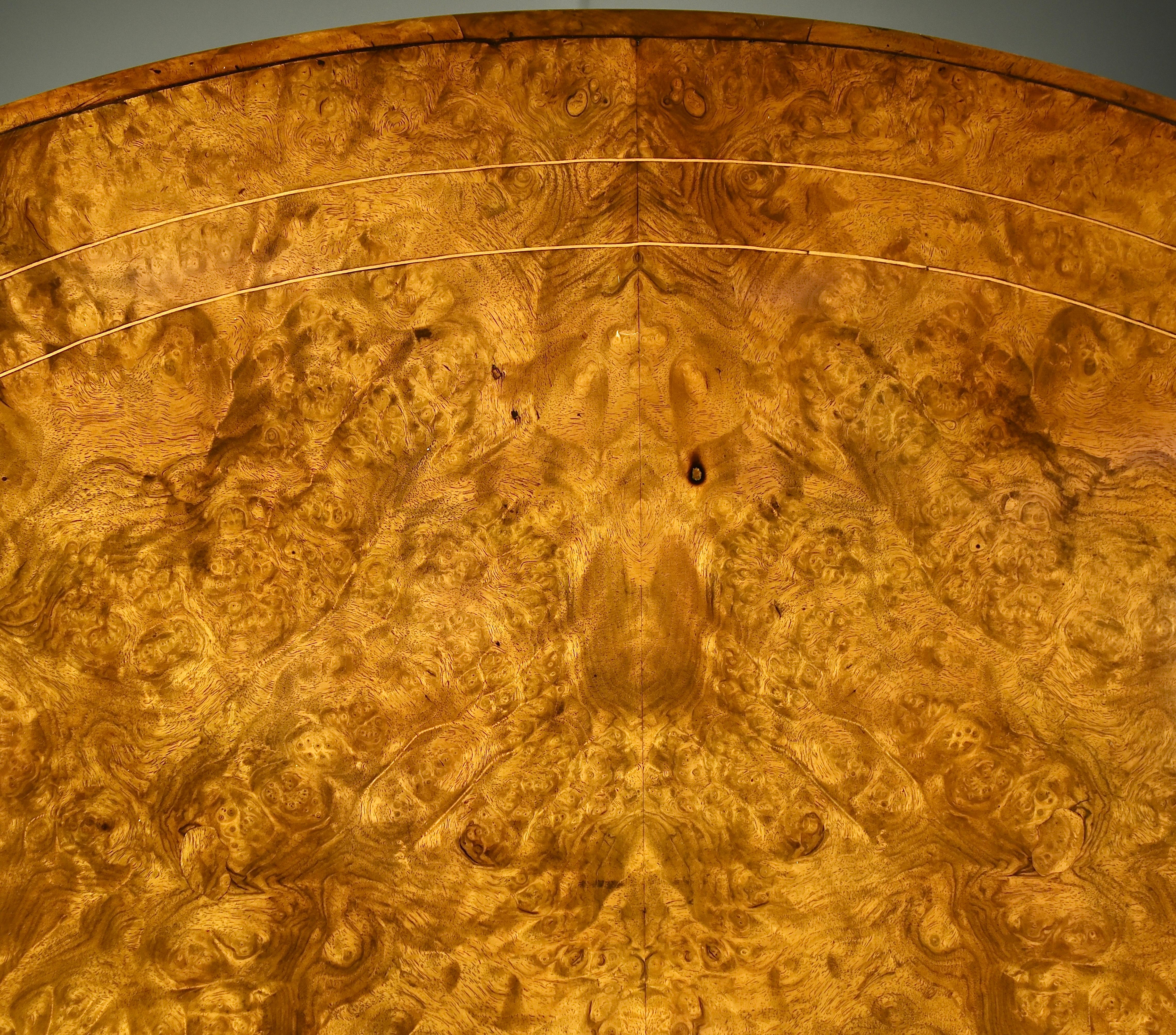 19th Century Gillow burr walnut centre table  In Good Condition In Chelmsford, GB