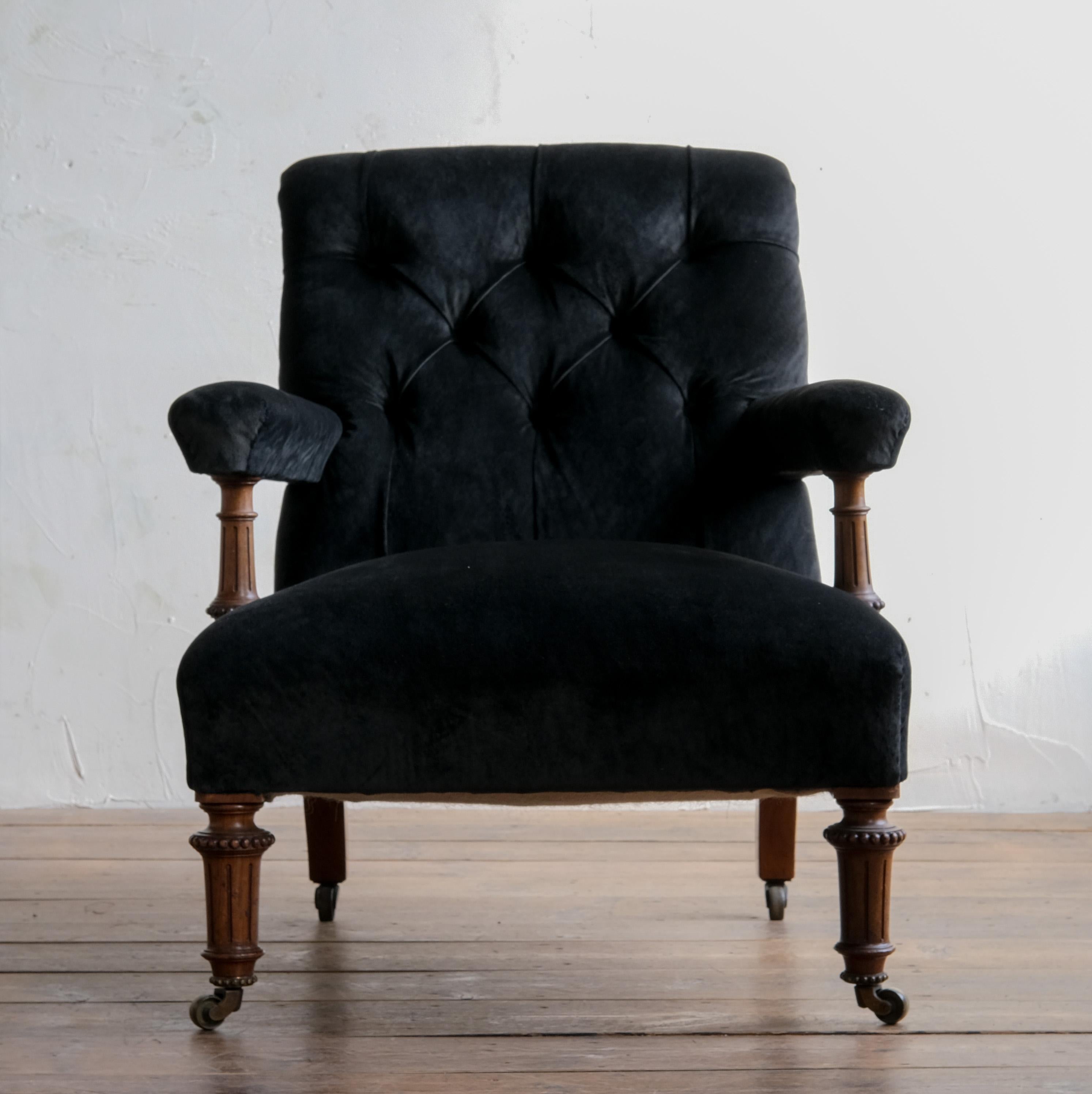 Superbe fauteuil du milieu du 19e siècle de Gillows of Lancaster. Elle repose sur des pieds avant et des supports d'accoudoir en noyer finement travaillés, sans pieds chanfreinés évasés à l'arrière, le tout reposant sur les solides roulettes en