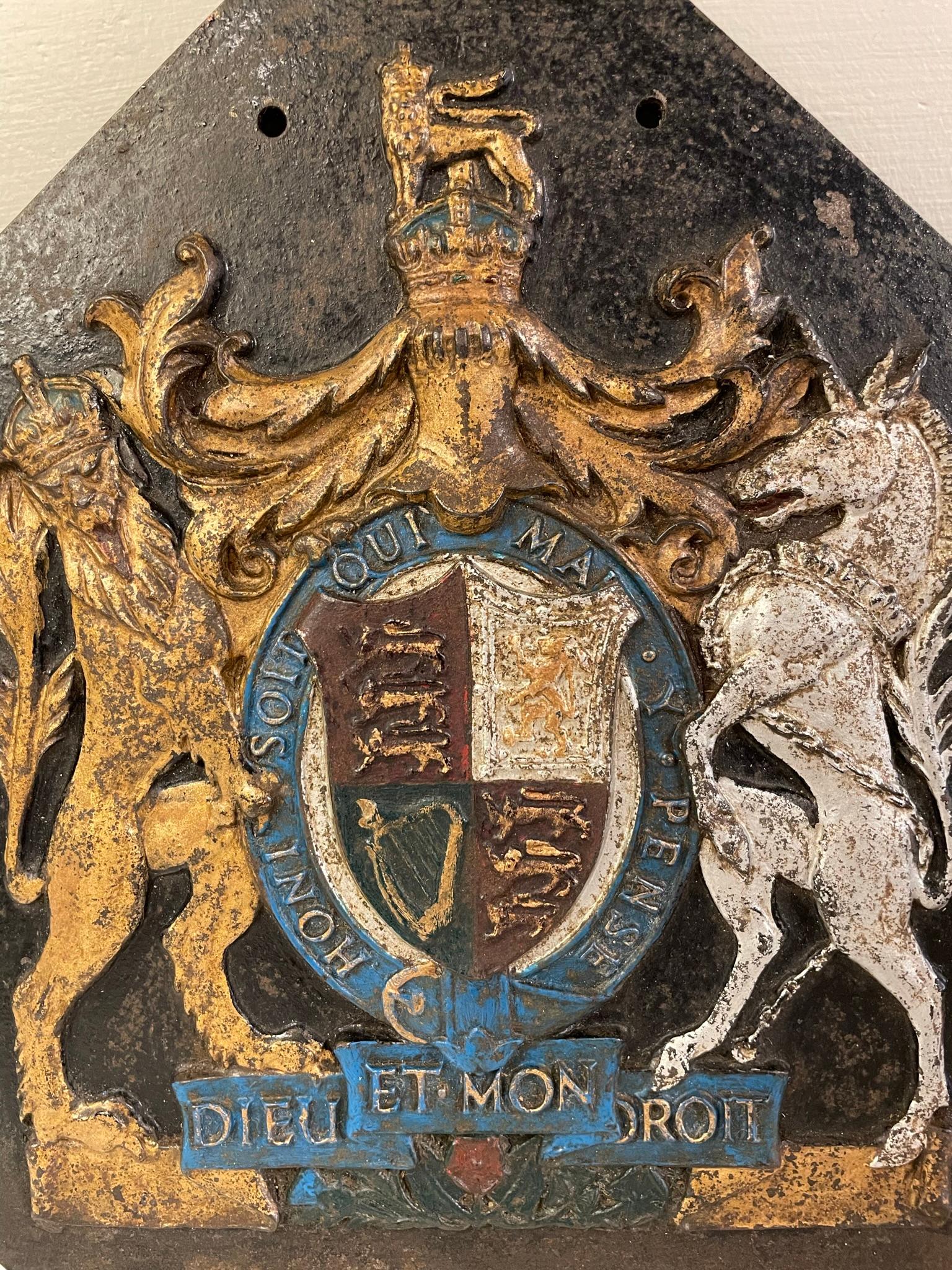 Vergoldeter und bemalter englischer viktorianischer königlicher Wappen aus Gusseisen aus dem 19. Jahrhundert im Angebot 2