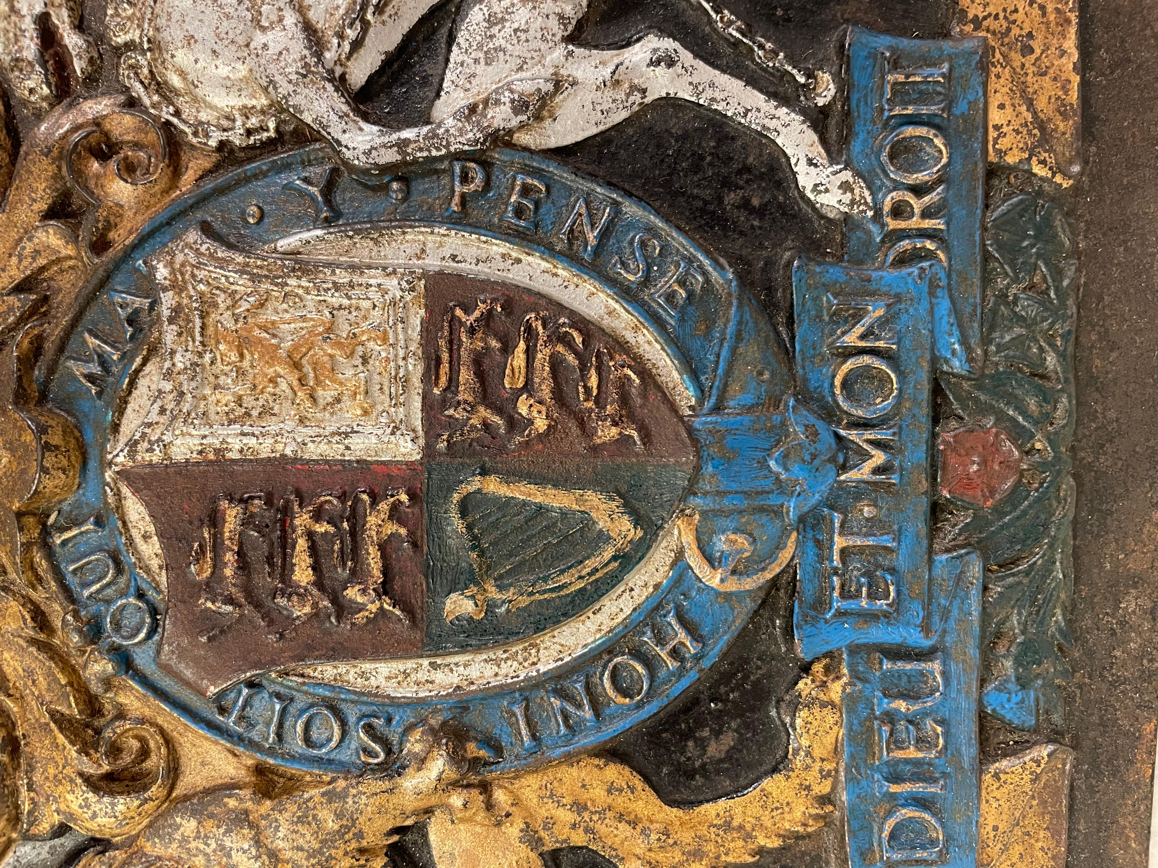 Vergoldeter und bemalter englischer viktorianischer königlicher Wappen aus Gusseisen aus dem 19. Jahrhundert im Angebot 3