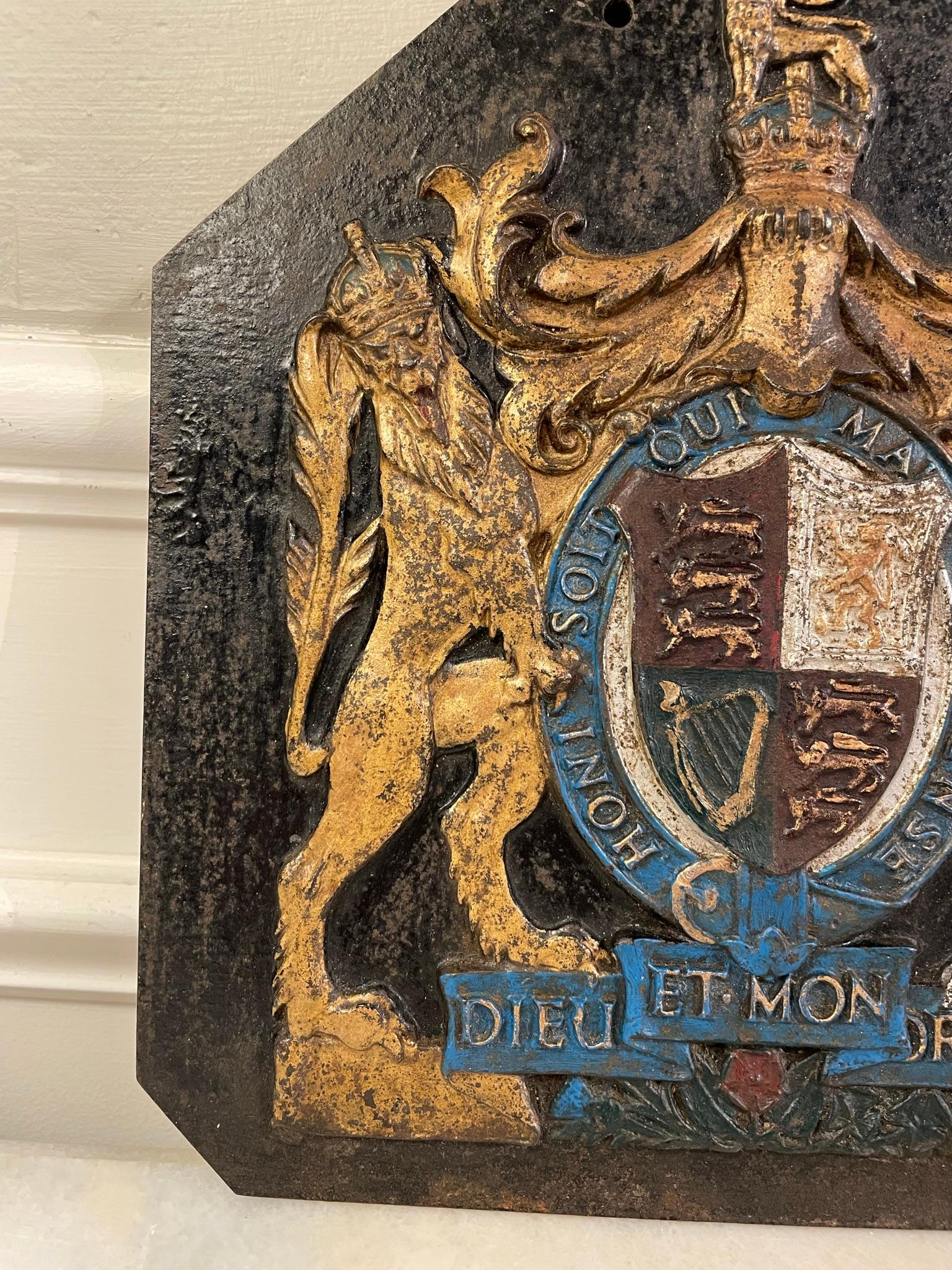 Armoriale finemente fuso dello Stemma Reale dopo l'ascesa al trono della Regina Vittoria, dipinto a freddo con doratura e argento. I dettagli sono molto belli e mostrano il leone d'oro e l'unicorno d'argento che tengono in alto l'armoriale,