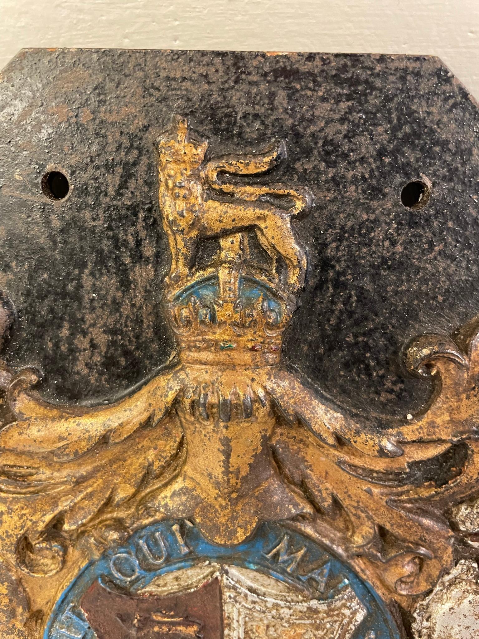 19th Century Gilt and Painted Cast Iron English Victorian Royal Coat of Arms In Good Condition For Sale In Stamford, CT